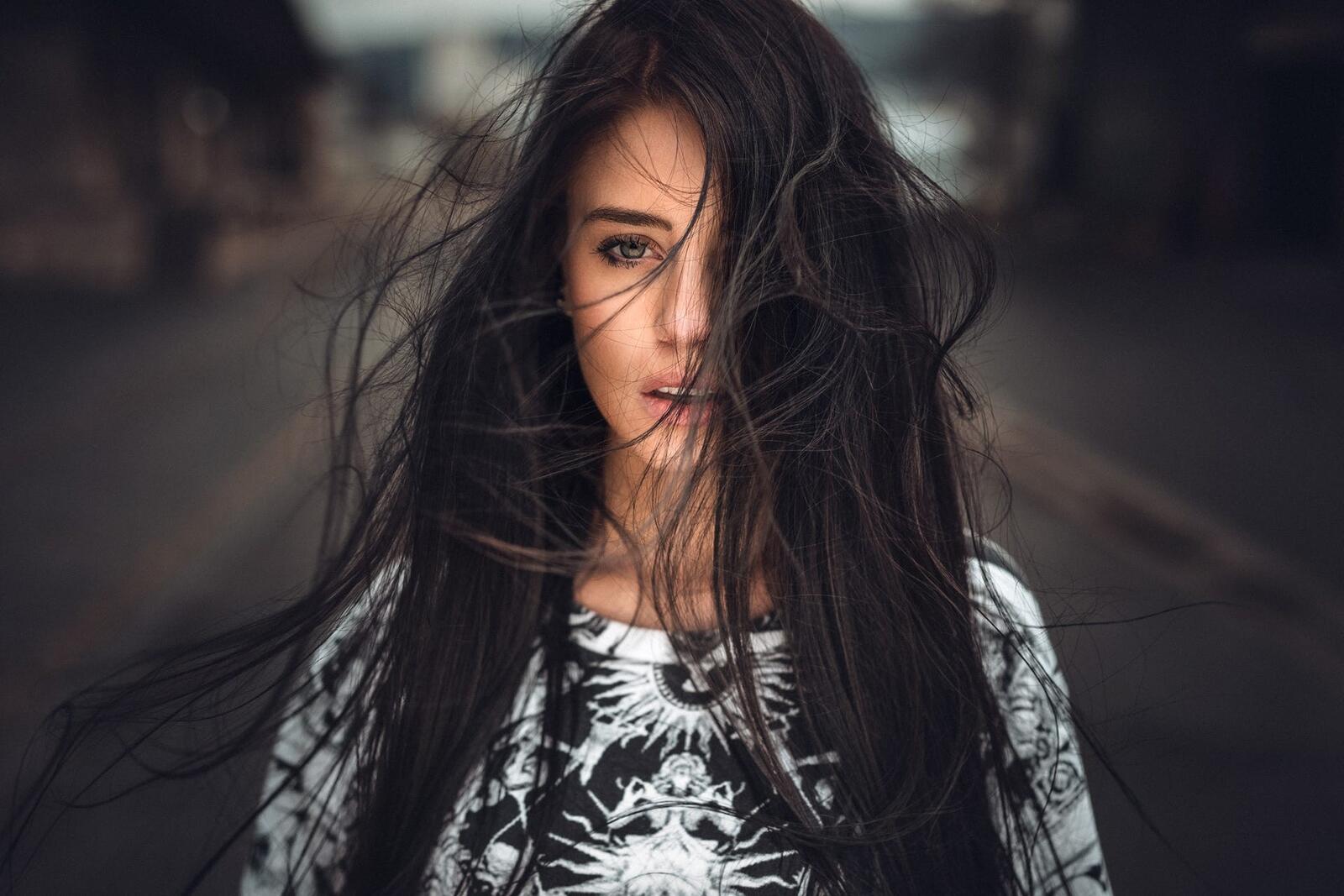 Бесплатное фото Темноволосая девушка в ветряную погоду