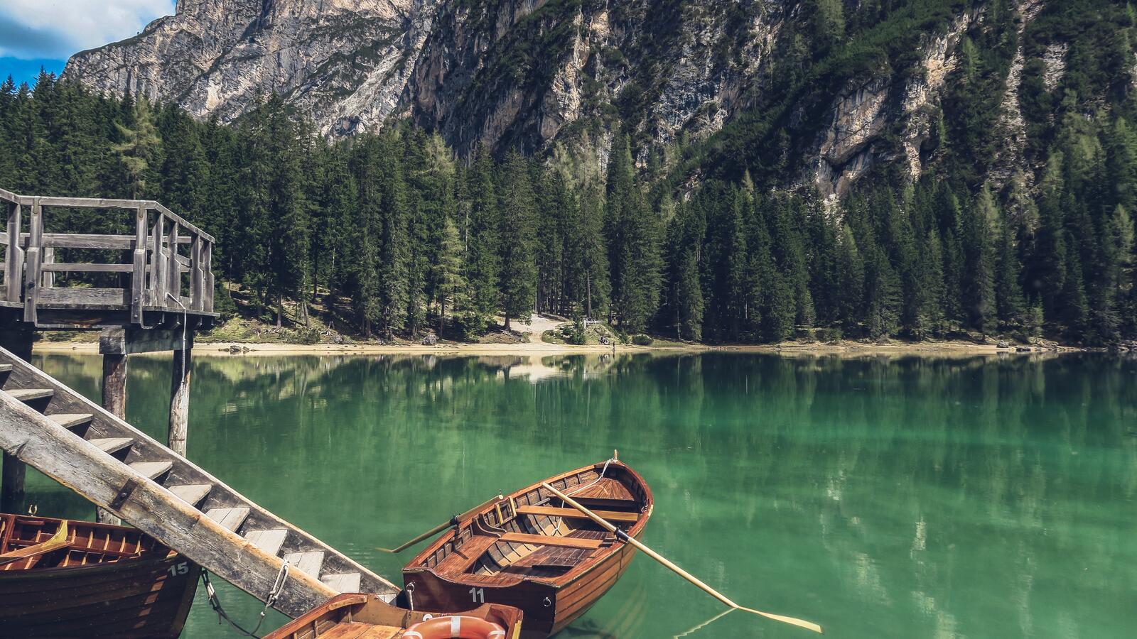 Free photo A wooden boat on a lake in the mountains