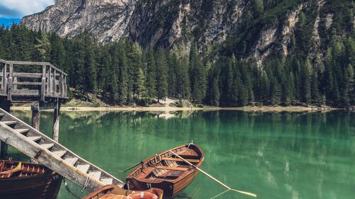 Деревянная лодка на озере в горах