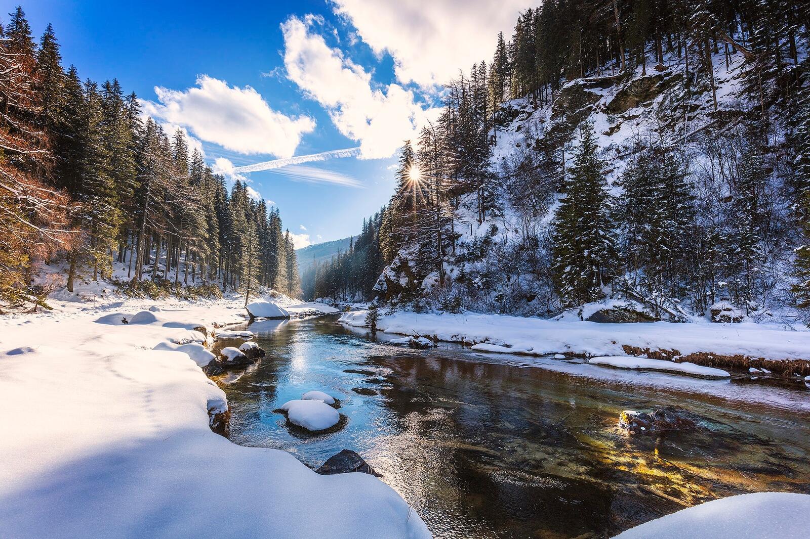 Free photo A river along the mountains with snowy banks