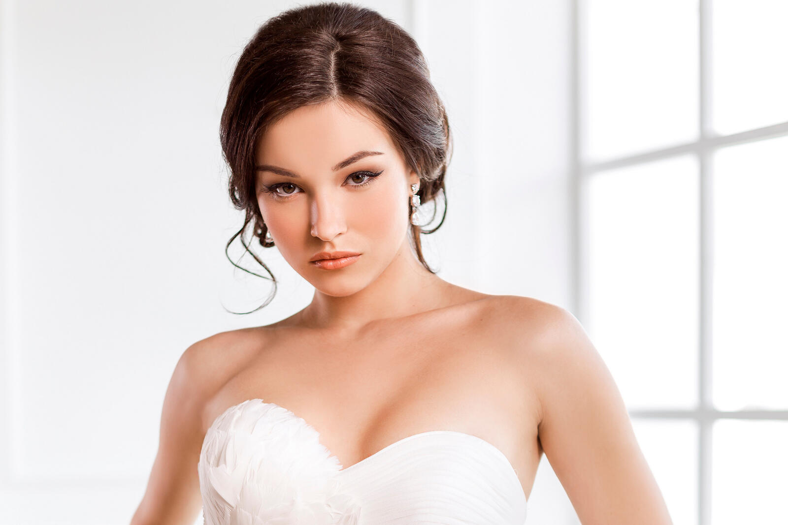 Бесплатное фото Портрет брюнетки в белом свадебном платье