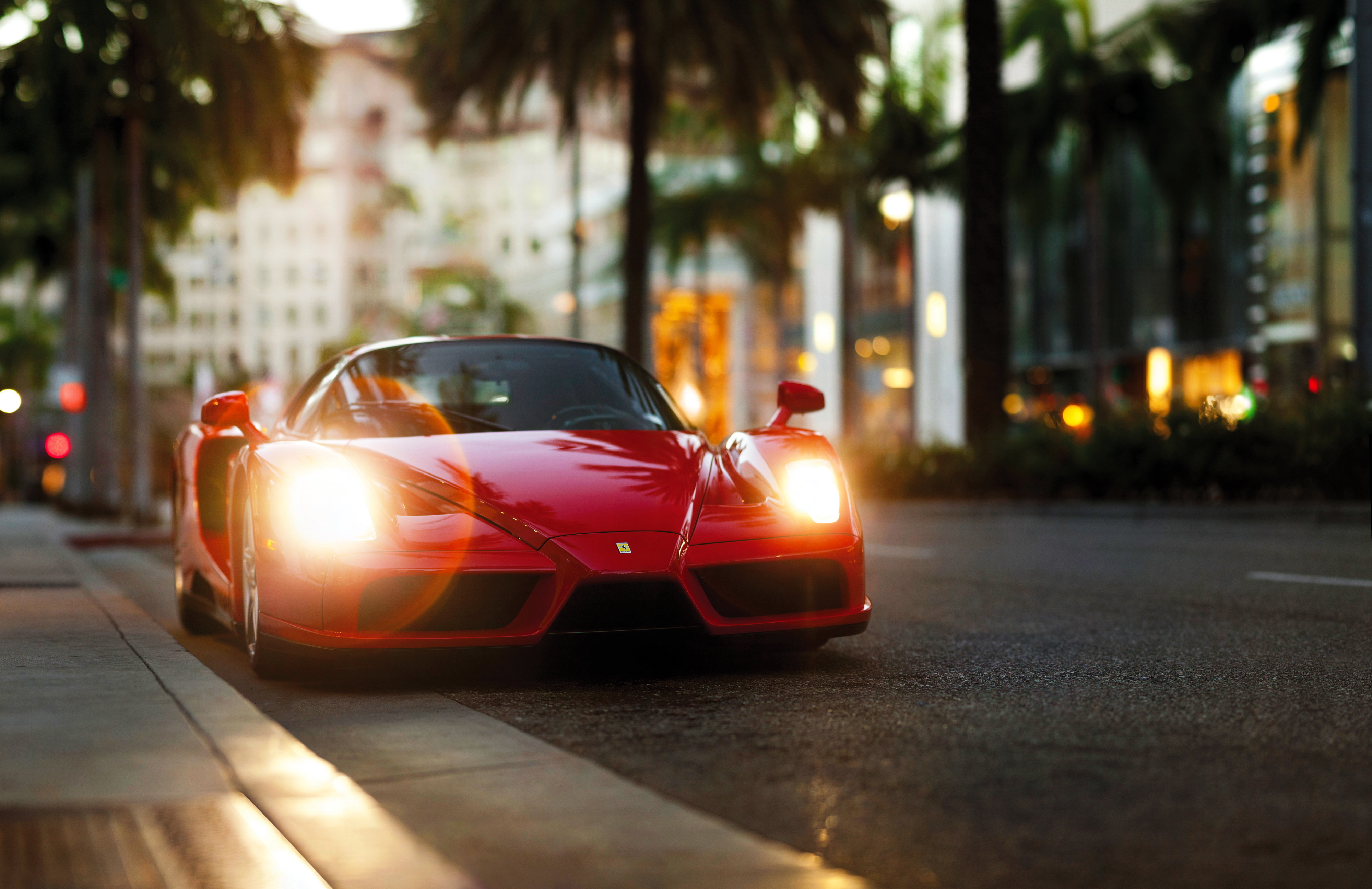 Красная Ferrari Enzo на вечерних улицах