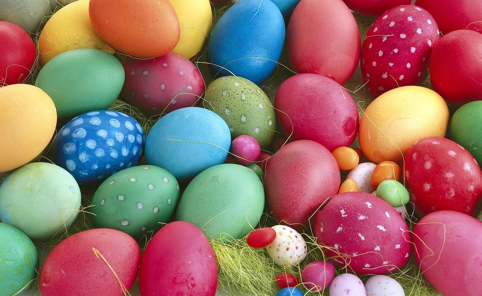 Бесплатное фото Обои с цветными пасхальными яйцами