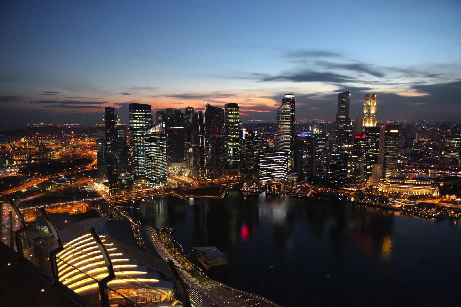 Бесплатное фото Небоскребы вечернего Сингапура