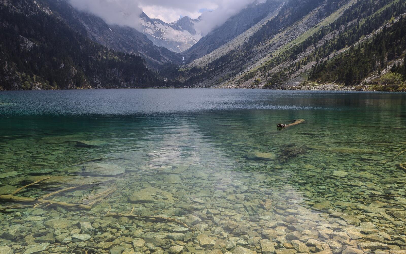 Бесплатное фото Дикая местность с озером в горах