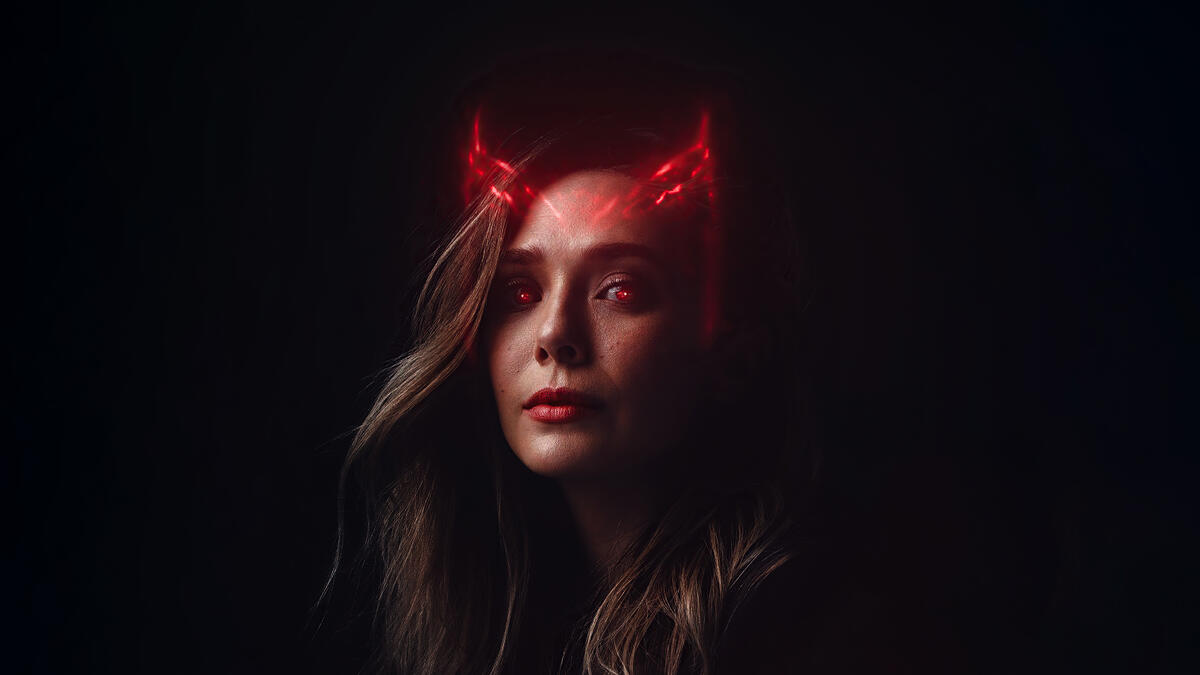 Девочка с красными глазами и рогами дьявола