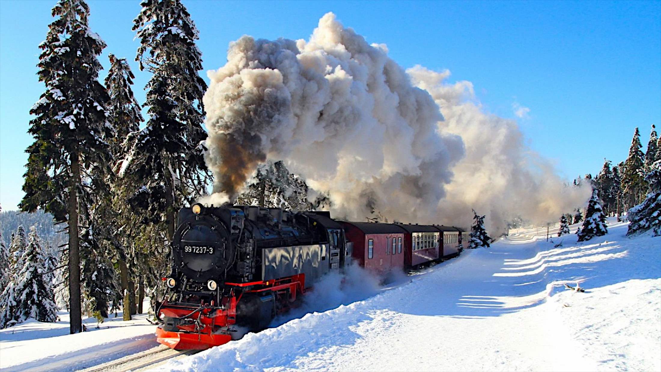 Free photo A steam locomotive in winter weather