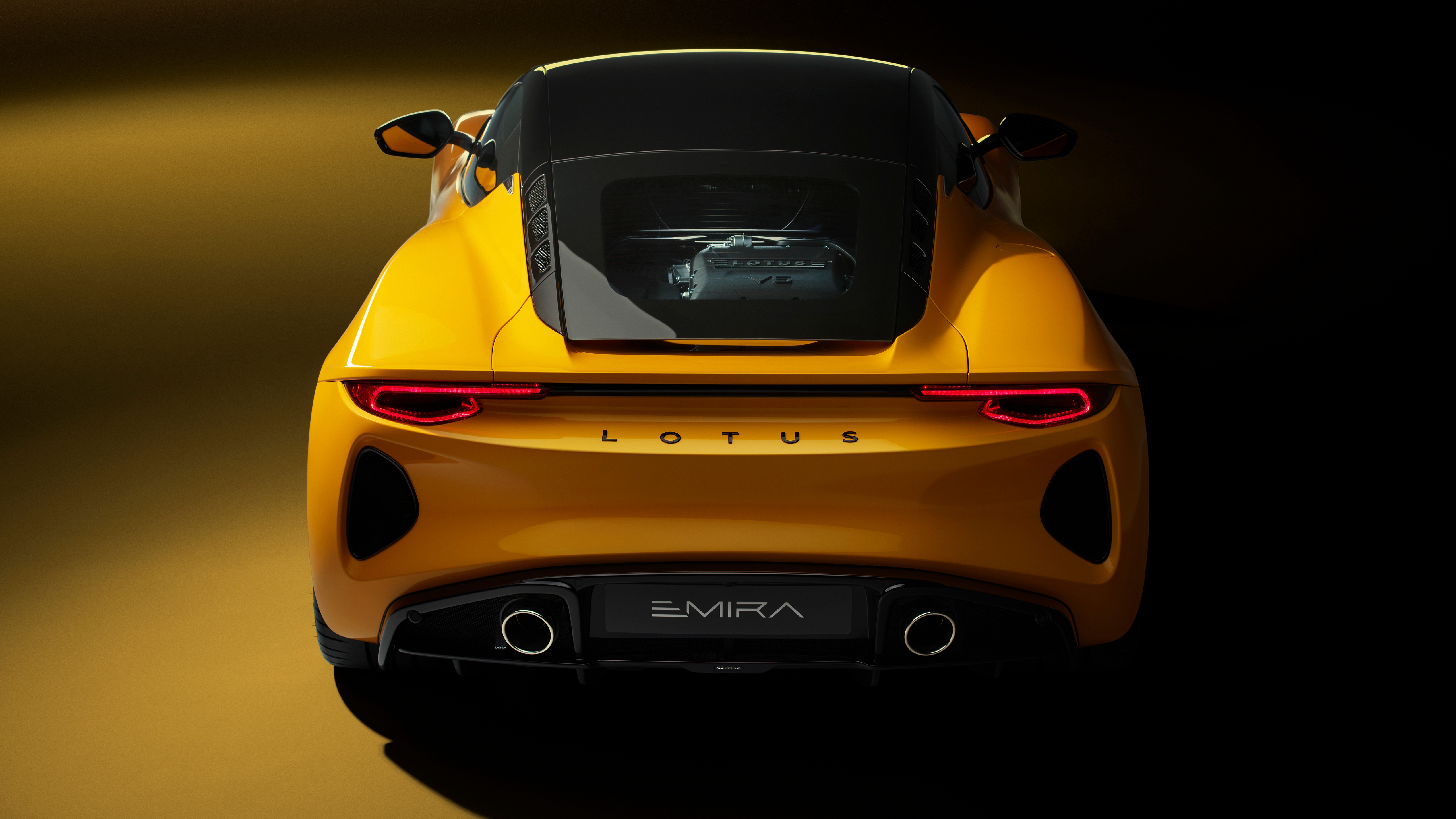 Lotus Emira 2022 года в желтом цвете