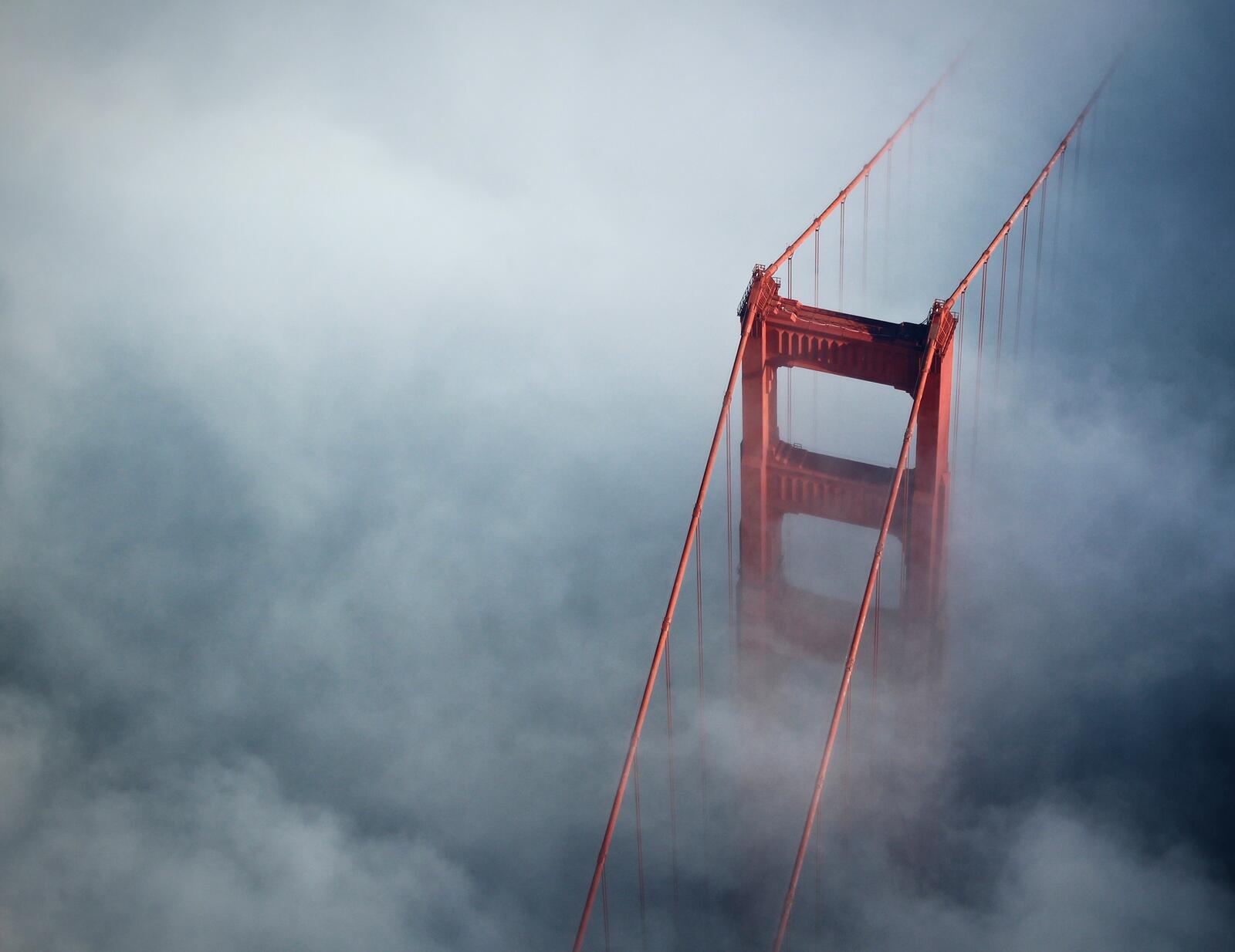 Бесплатное фото Мост золотые ворота в густых облаках
