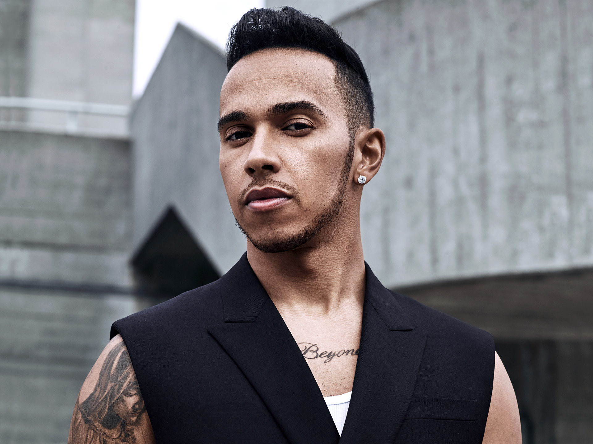 Free photo Portrait of Lewis Hamilton with a short haircut