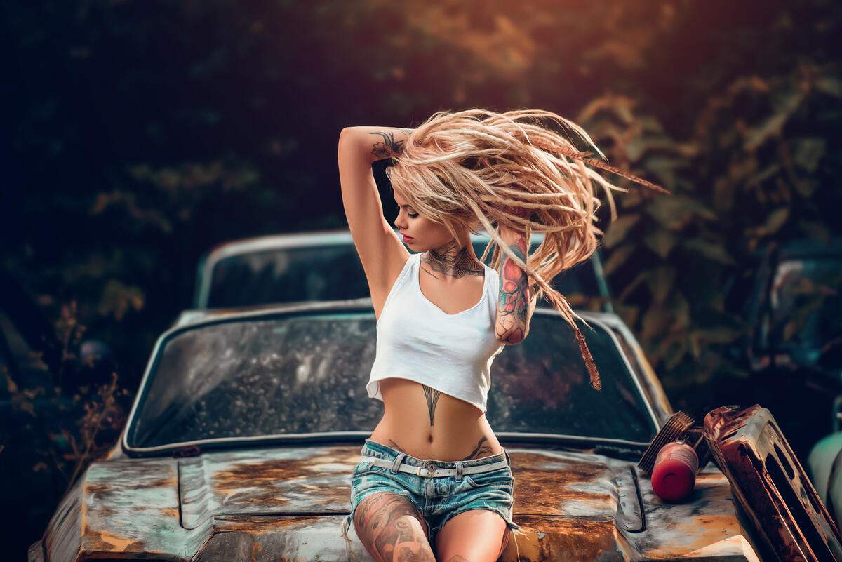 Lais Arena poses in an old car