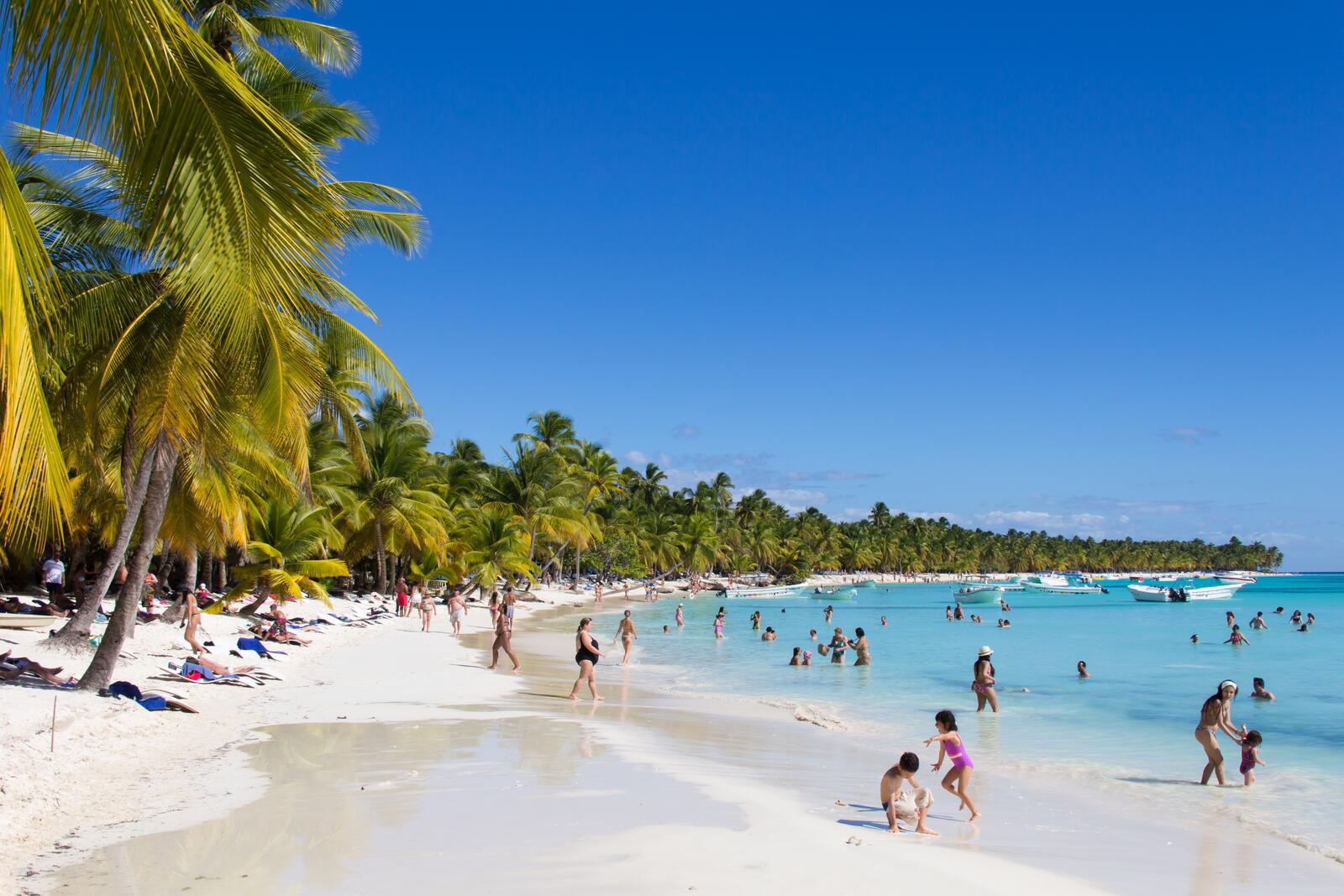 Бесплатное фото Люди купаются в море на Карибах