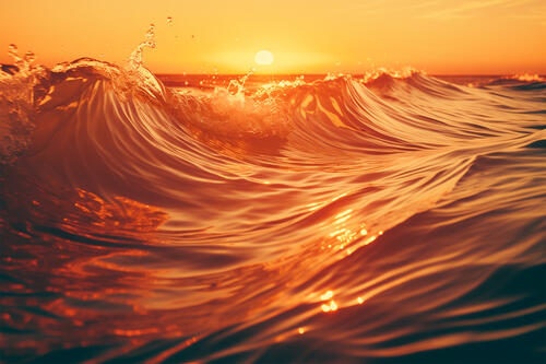 Волны моря на закате солнца