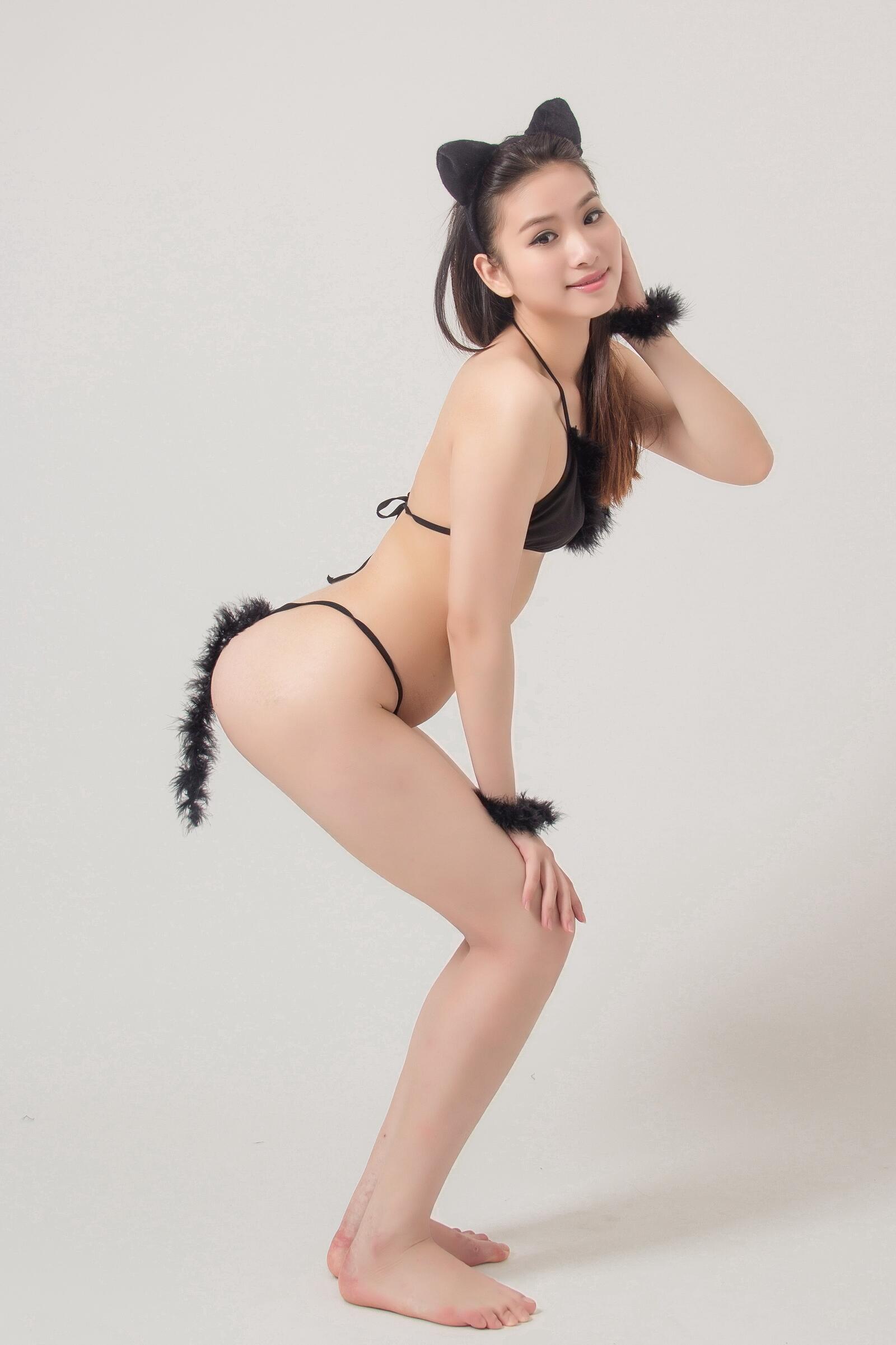 Free photo A long-legged brown-haired girl in lingerie with a ponytail and ears