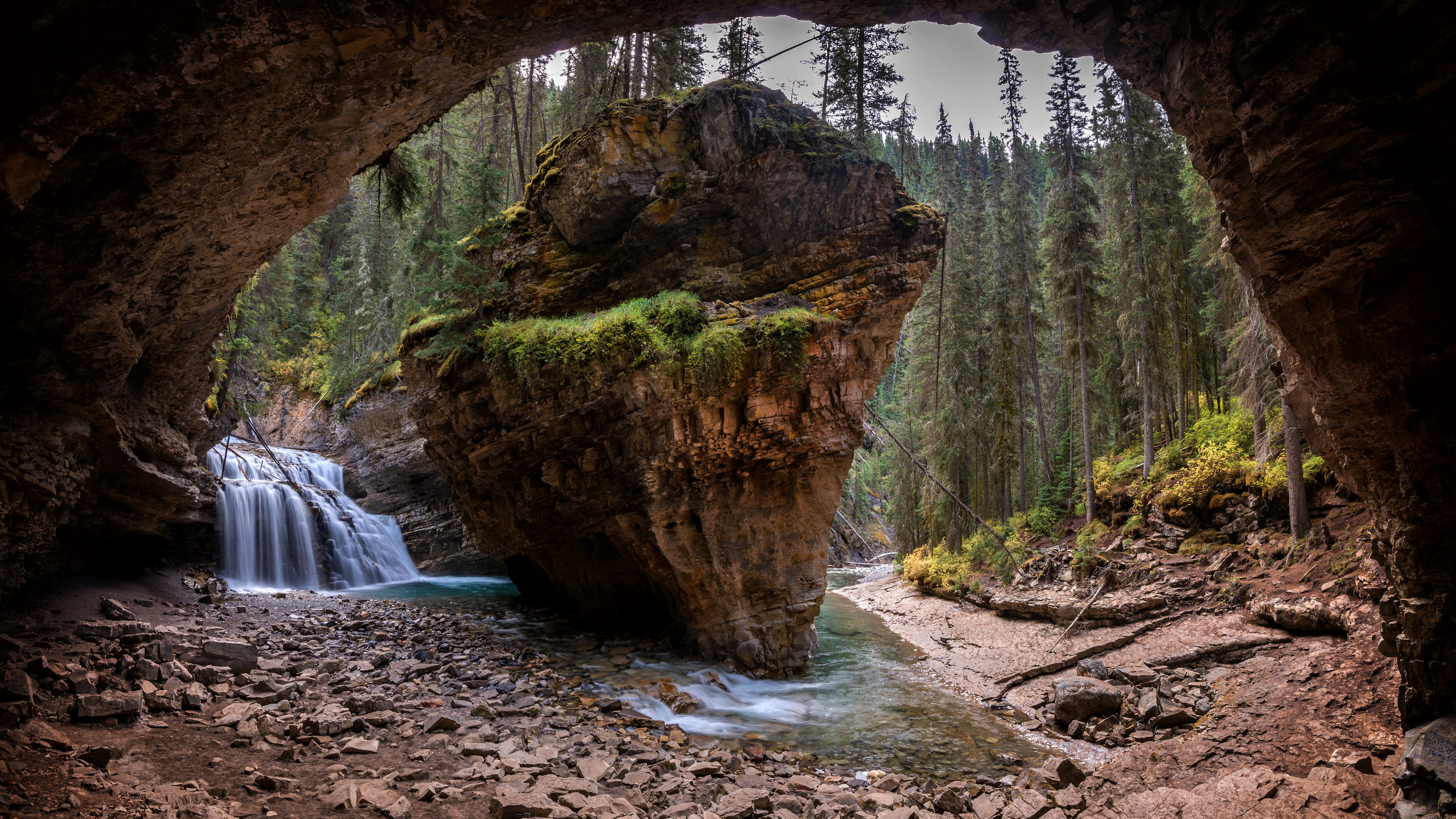 Фото Канада, Альберта, природа, водопад, течение, рок, лес, деревья, пещера - бесплатные картинки на Fonwall