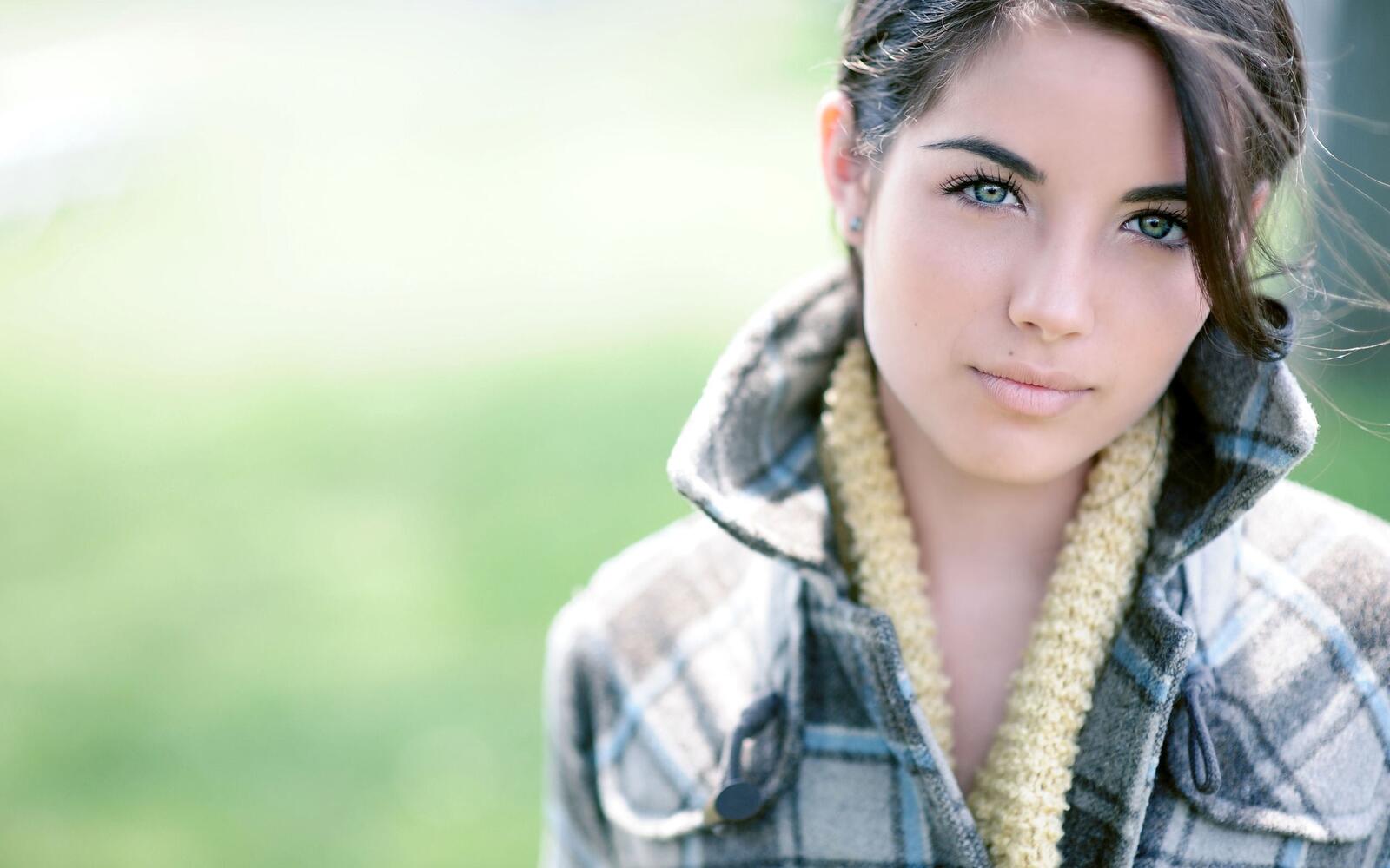 Free photo Portrait of a girl with beautiful eyes