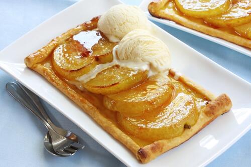 Apple in sweet sauce with ice cream