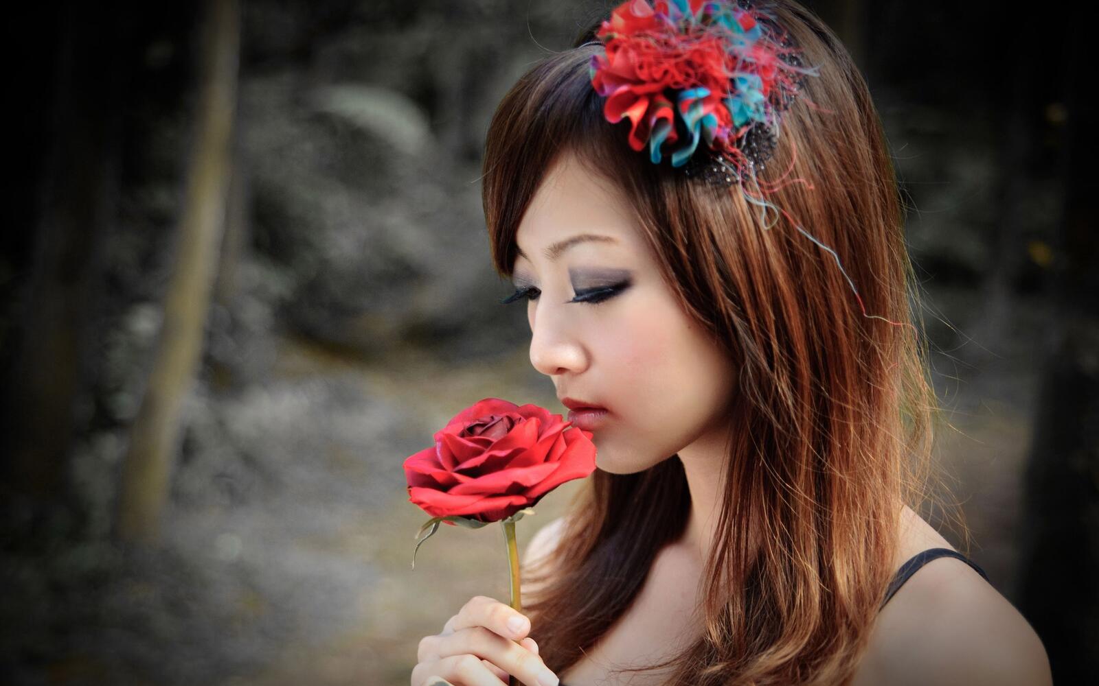 Бесплатное фото Красивая азиатка с цветком розы