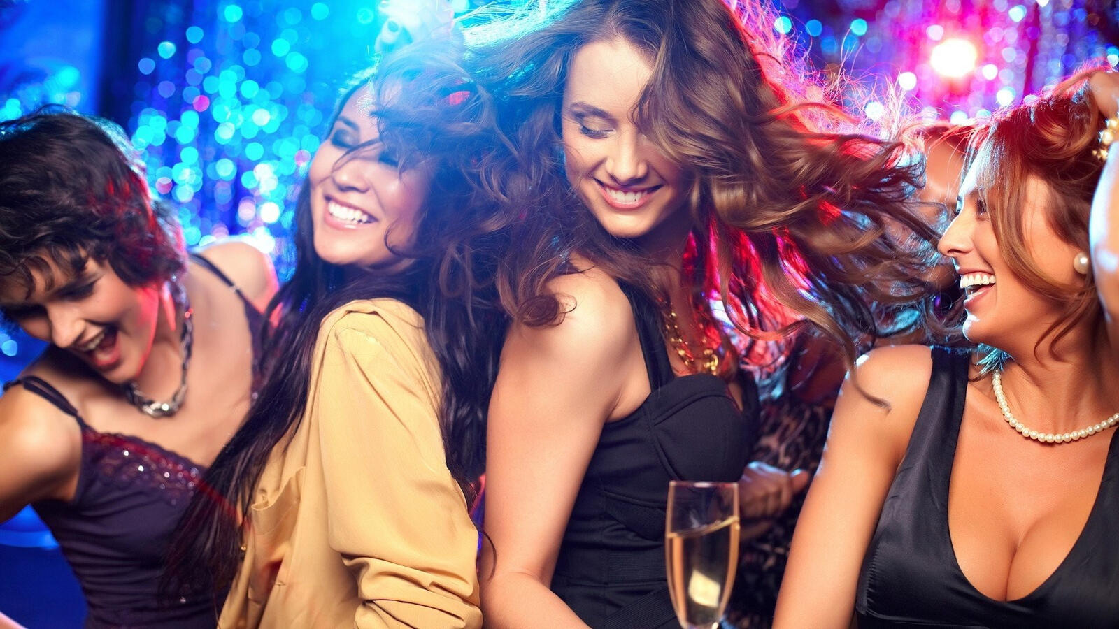 Бесплатное фото Девушки танцуют в клубе