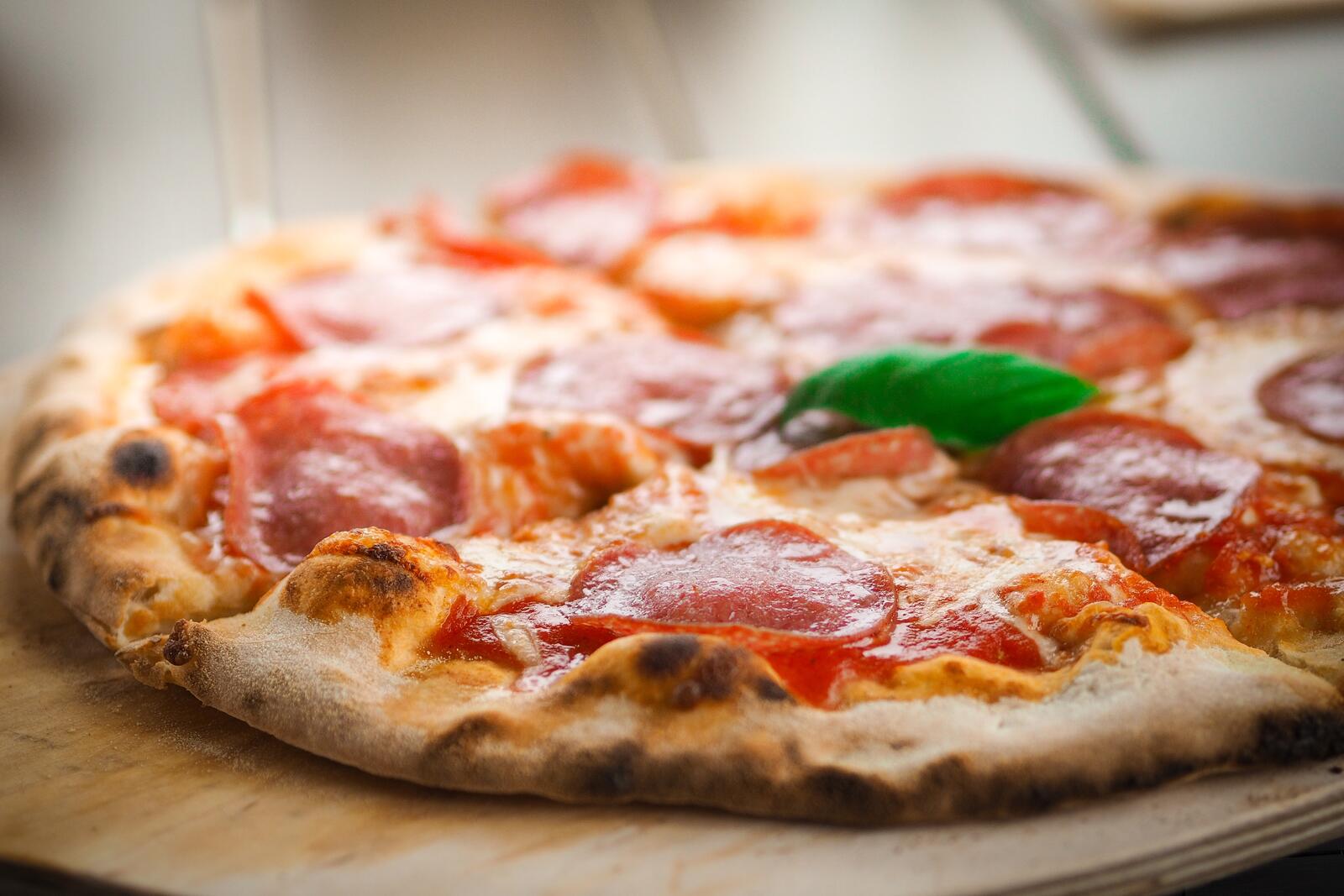 Бесплатное фото Пицца с помидорами и колбасой