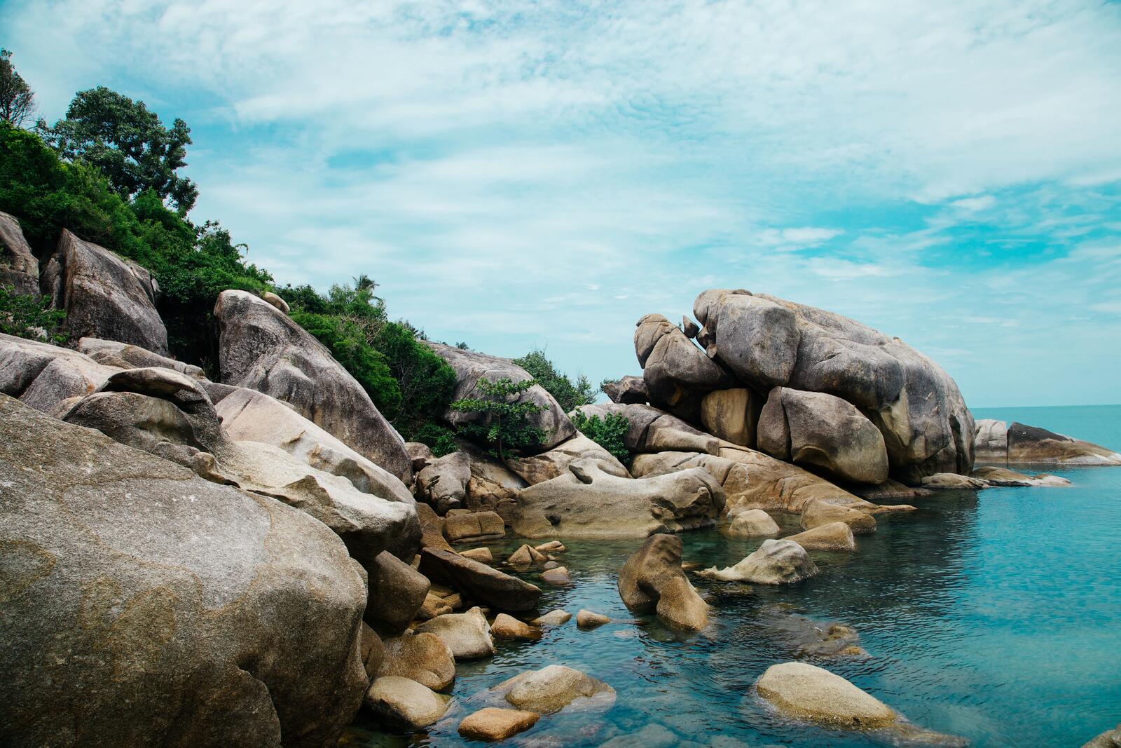免费照片被海水冲刷的大岩石