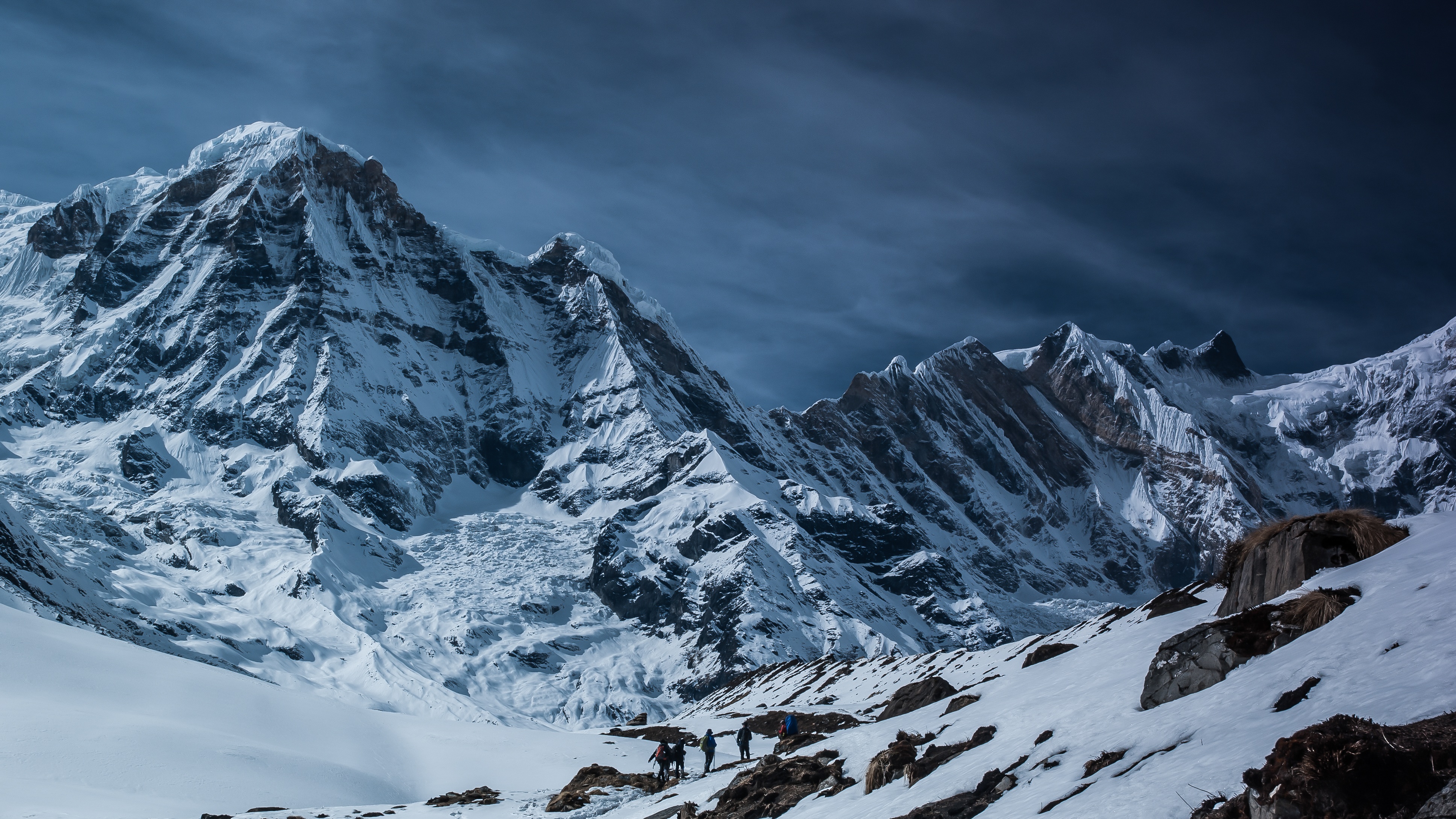 Альпинисты в снежных горах · бесплатная фотография