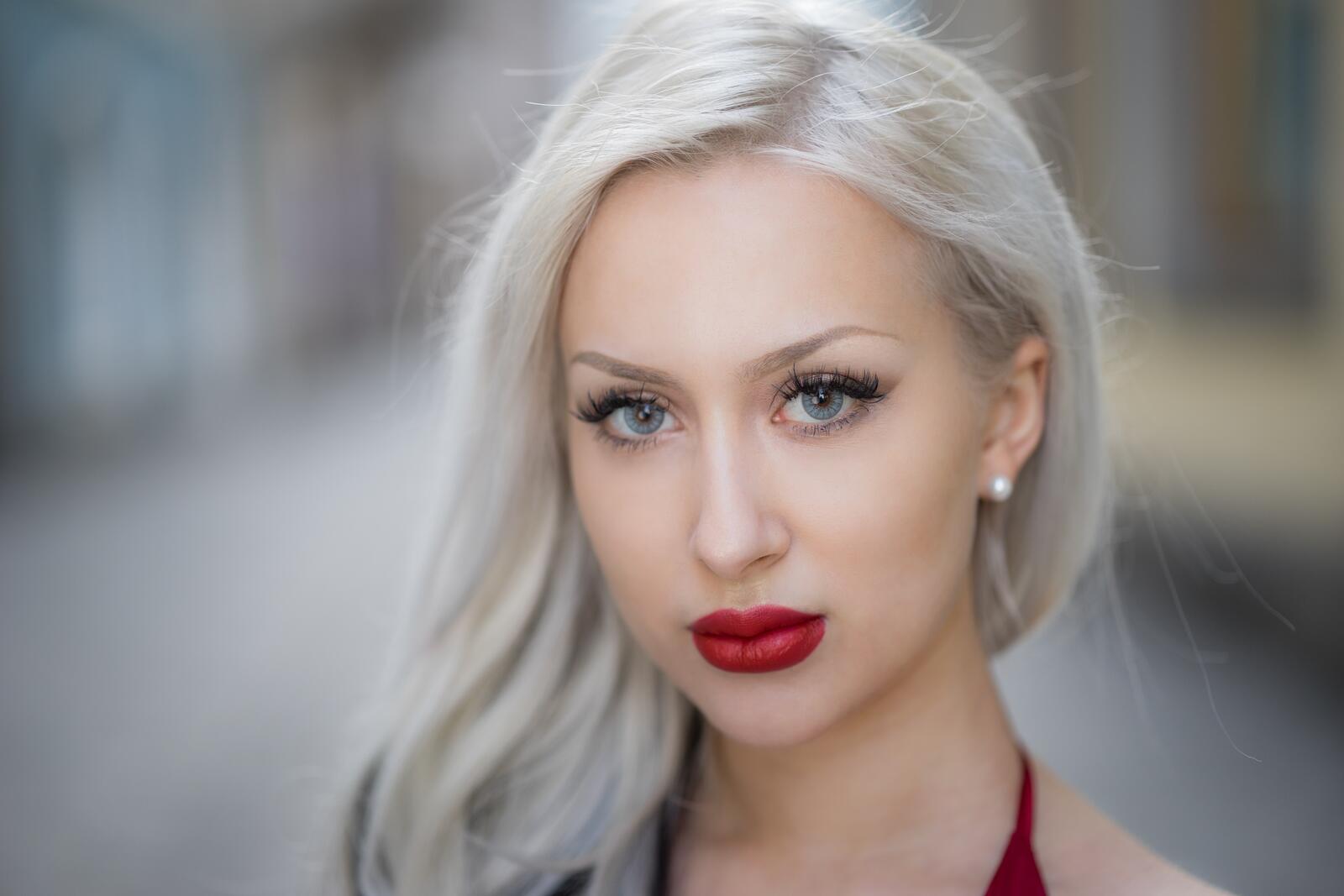 Free photo Portrait of a girl with white hair and blue eyes