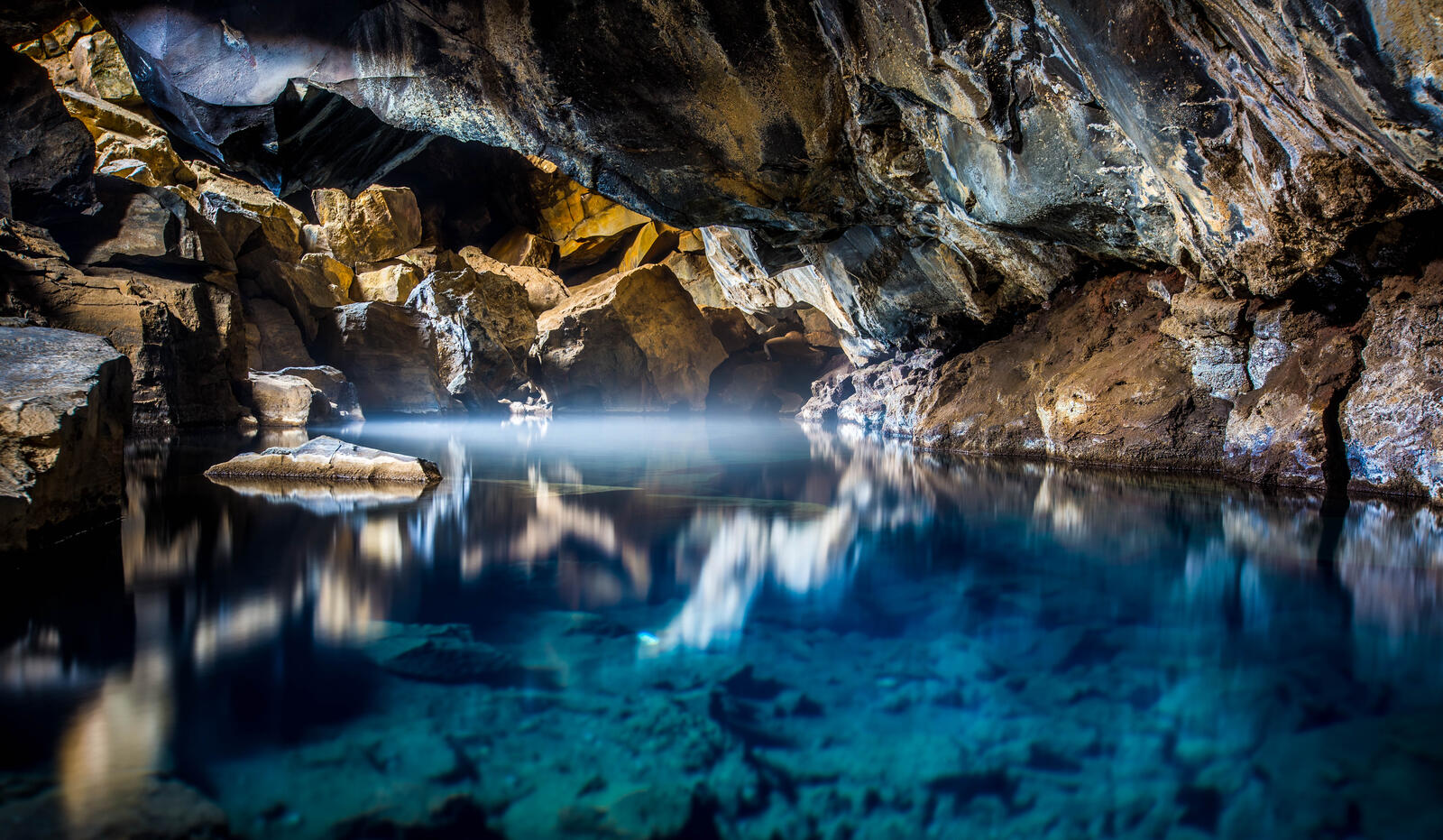 Бесплатное фото Река в пещере Испании