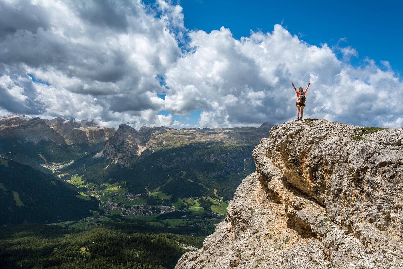 Бесплатное фото Руки вверх стоя у обрыва горы