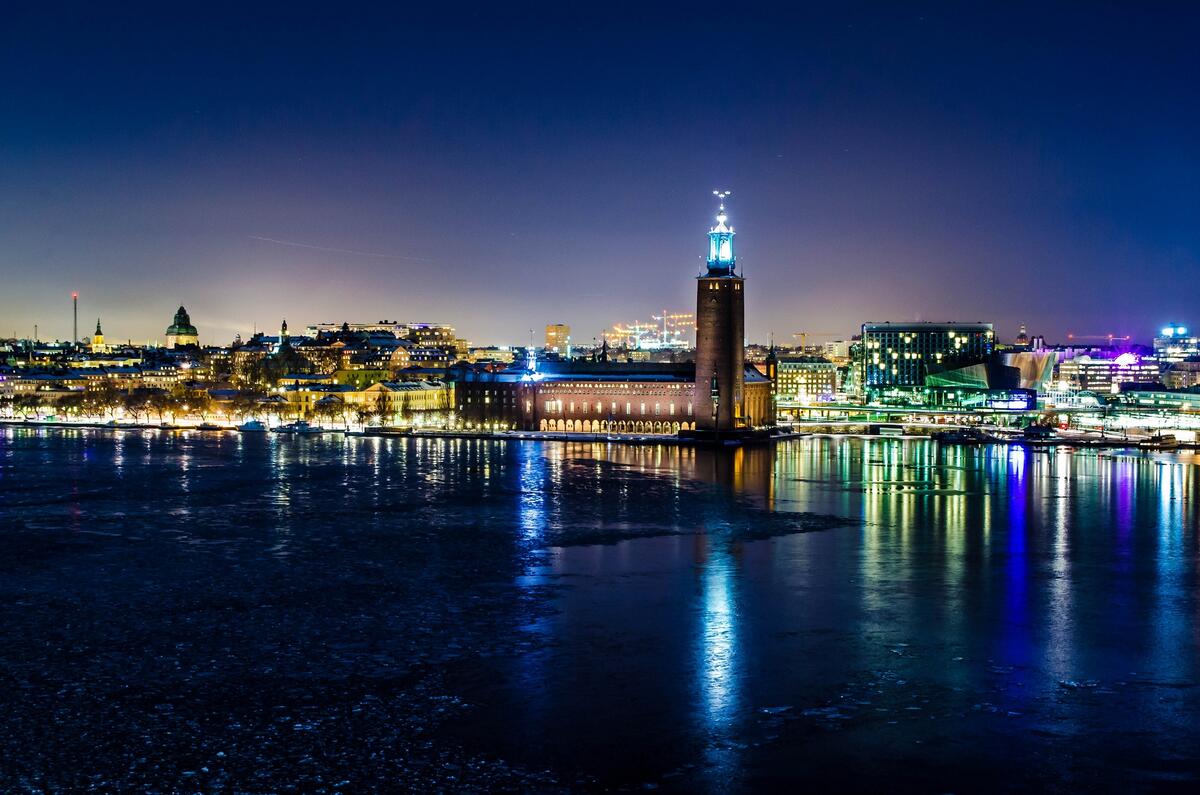 Ночной город отражается в замороженной реке