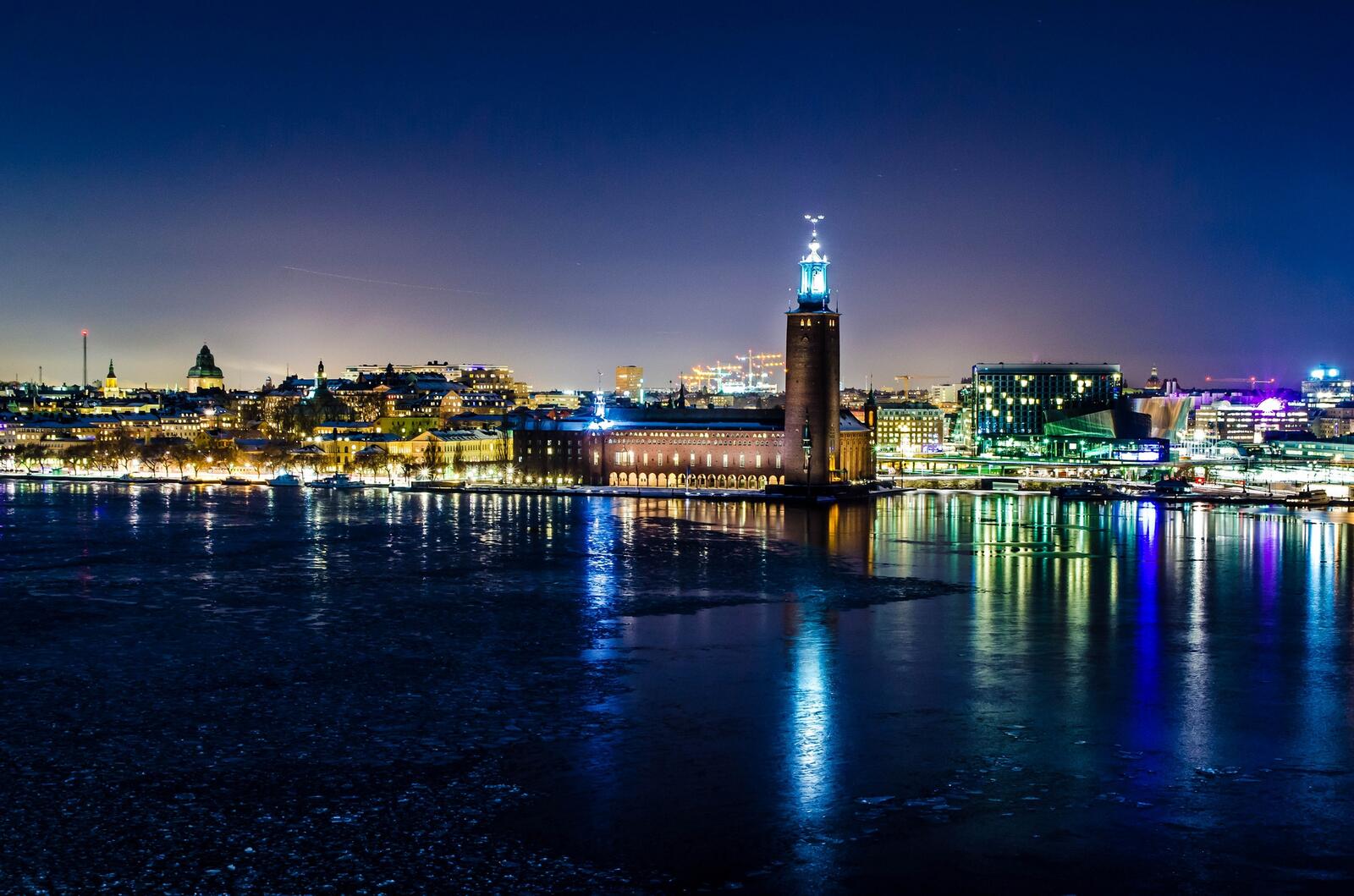 Бесплатное фото Ночной город отражается в замороженной реке