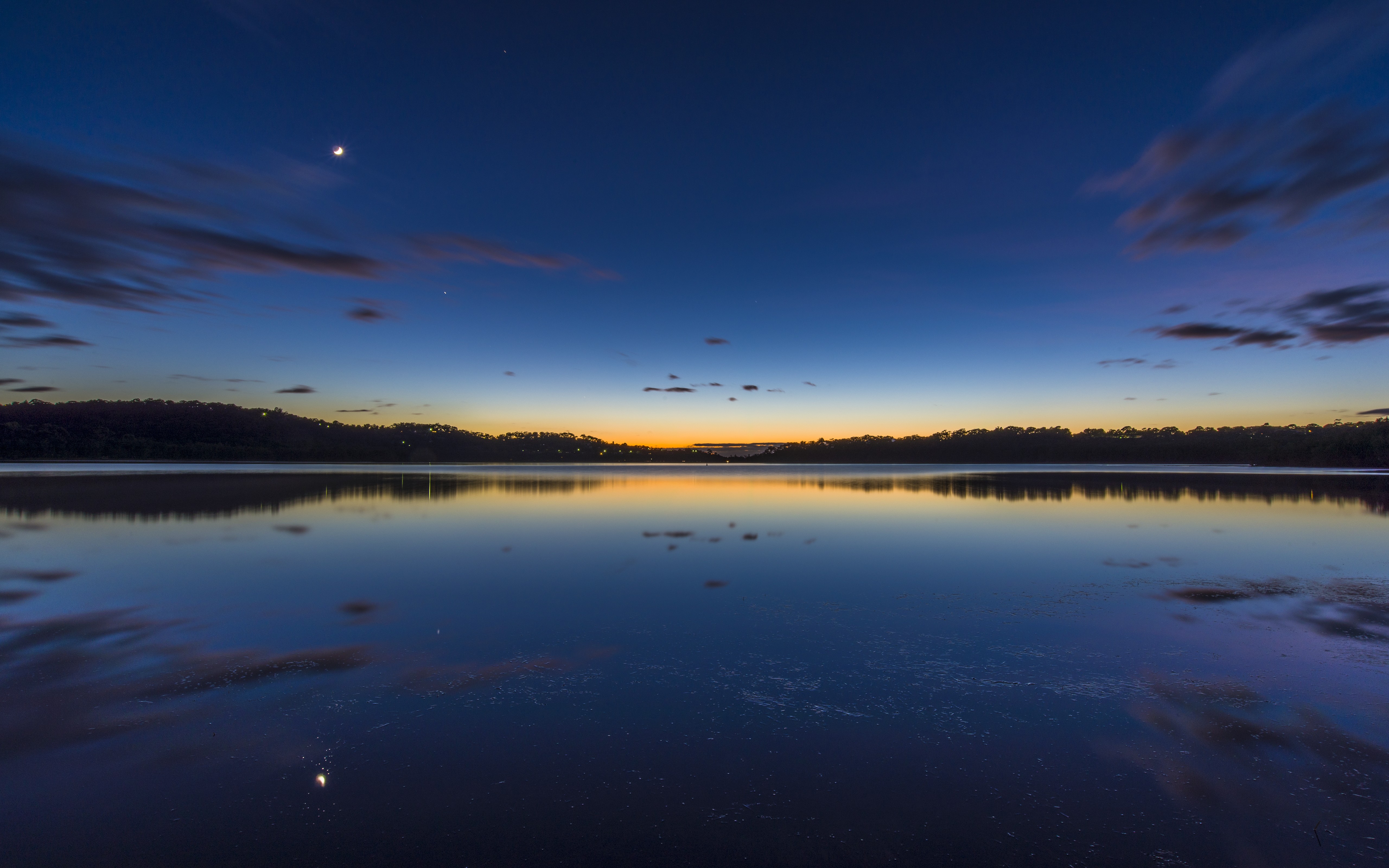 Бесплатное фото Красивая синее небо отражается на поверхности озера