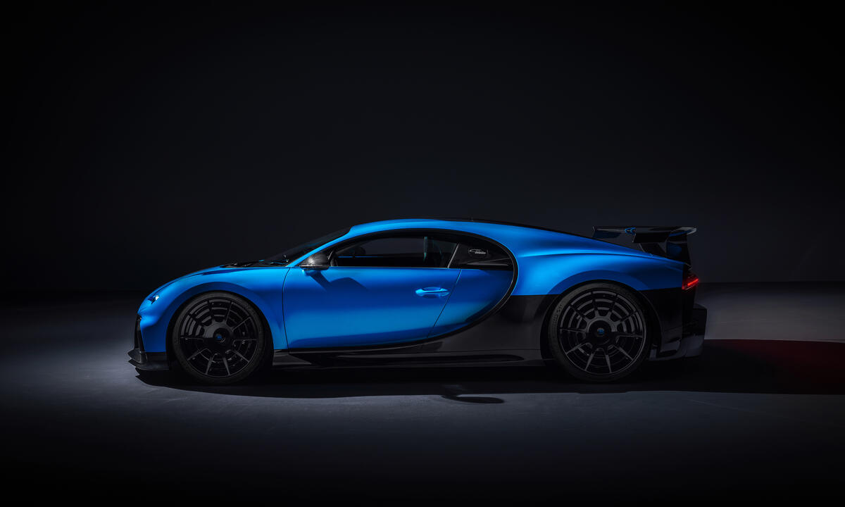 Синий bugatti chiron pur sport 2020 года вид сбоку