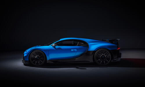 Синий bugatti chiron pur sport 2020 года вид сбоку