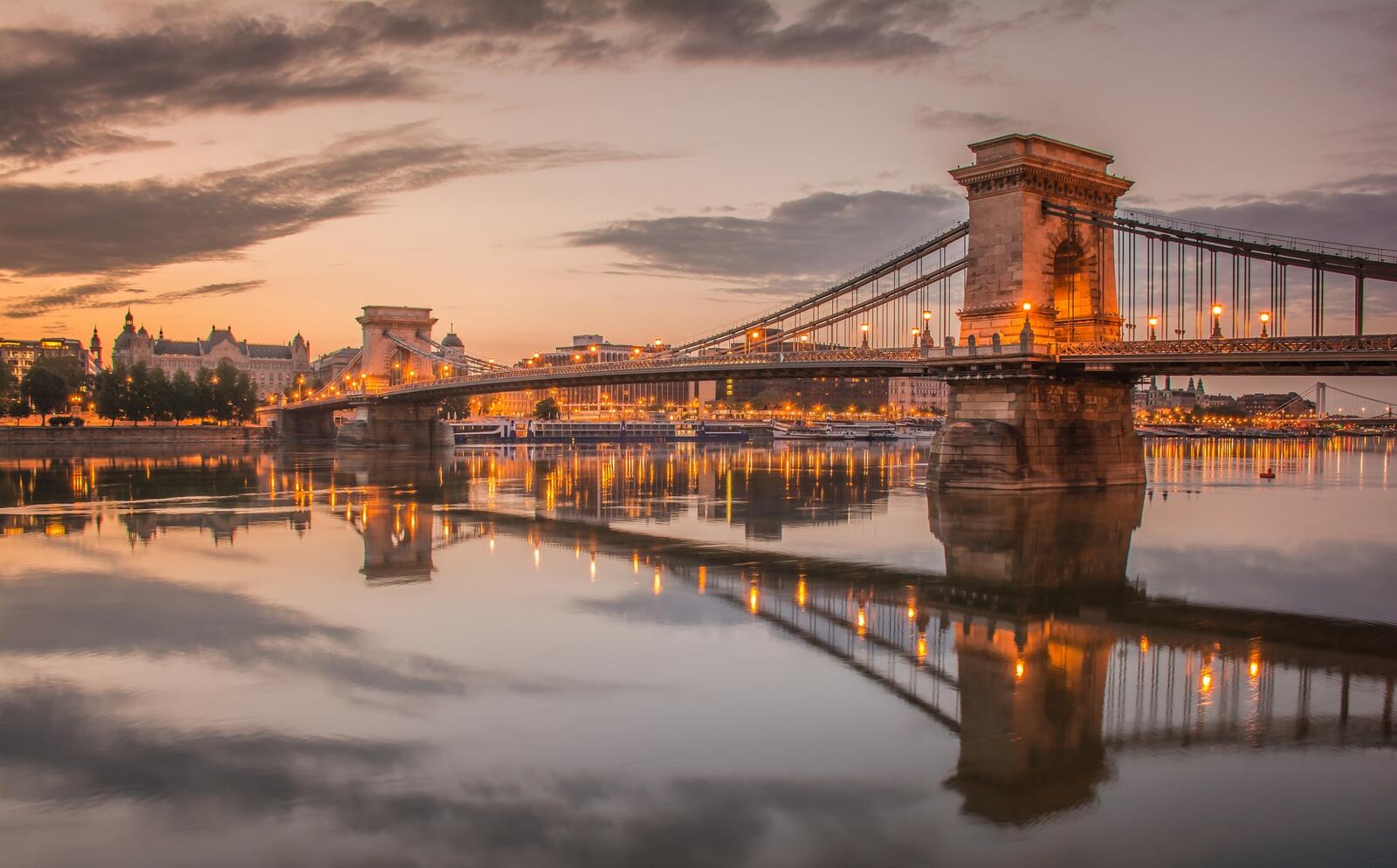 Бесплатное фото Старинный мост через реку в Будапеште