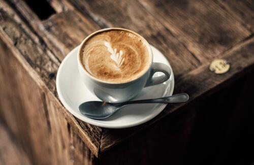 木桌上的一杯咖啡