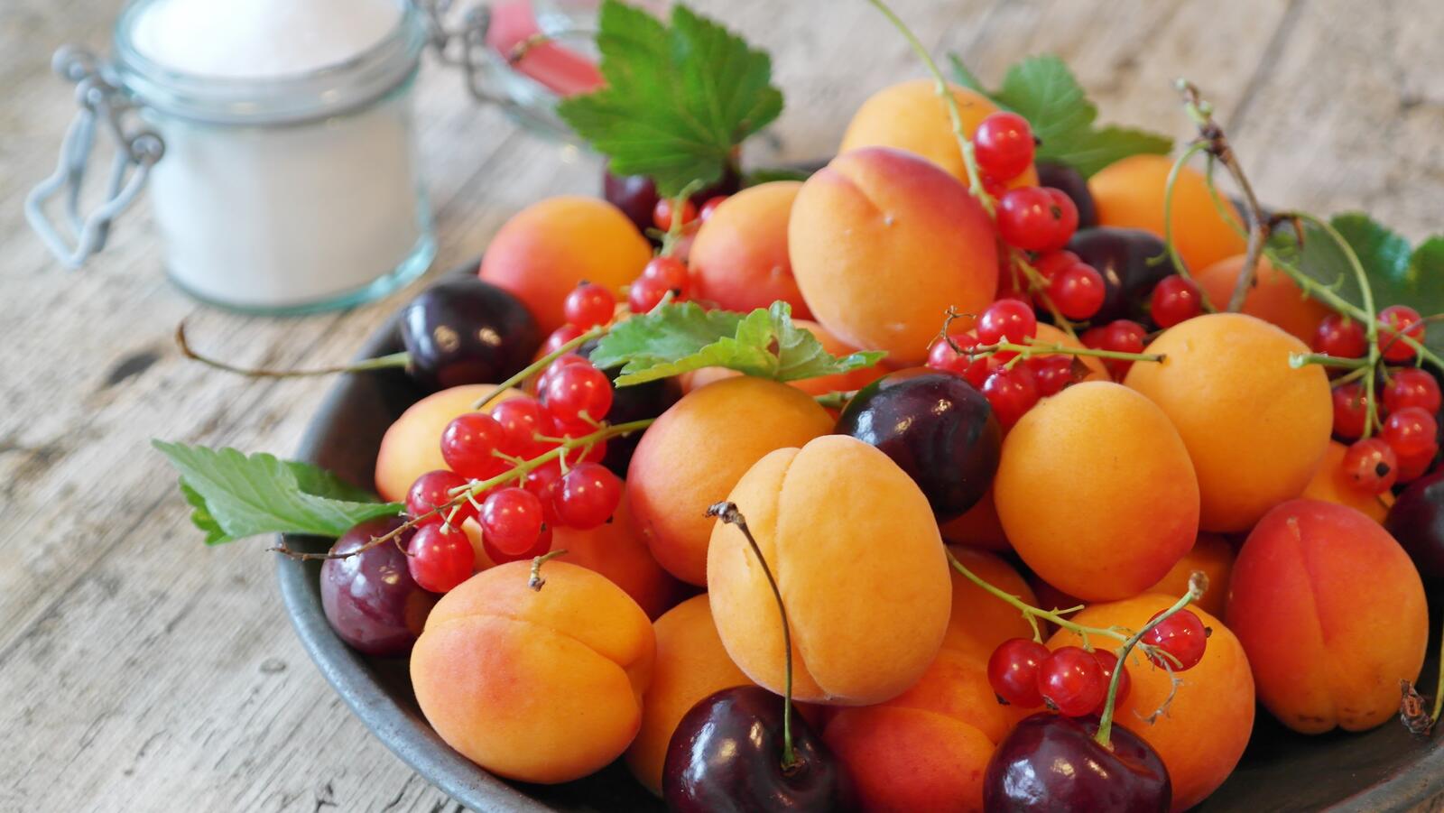 Free photo Healthy food made of apricots and cherries