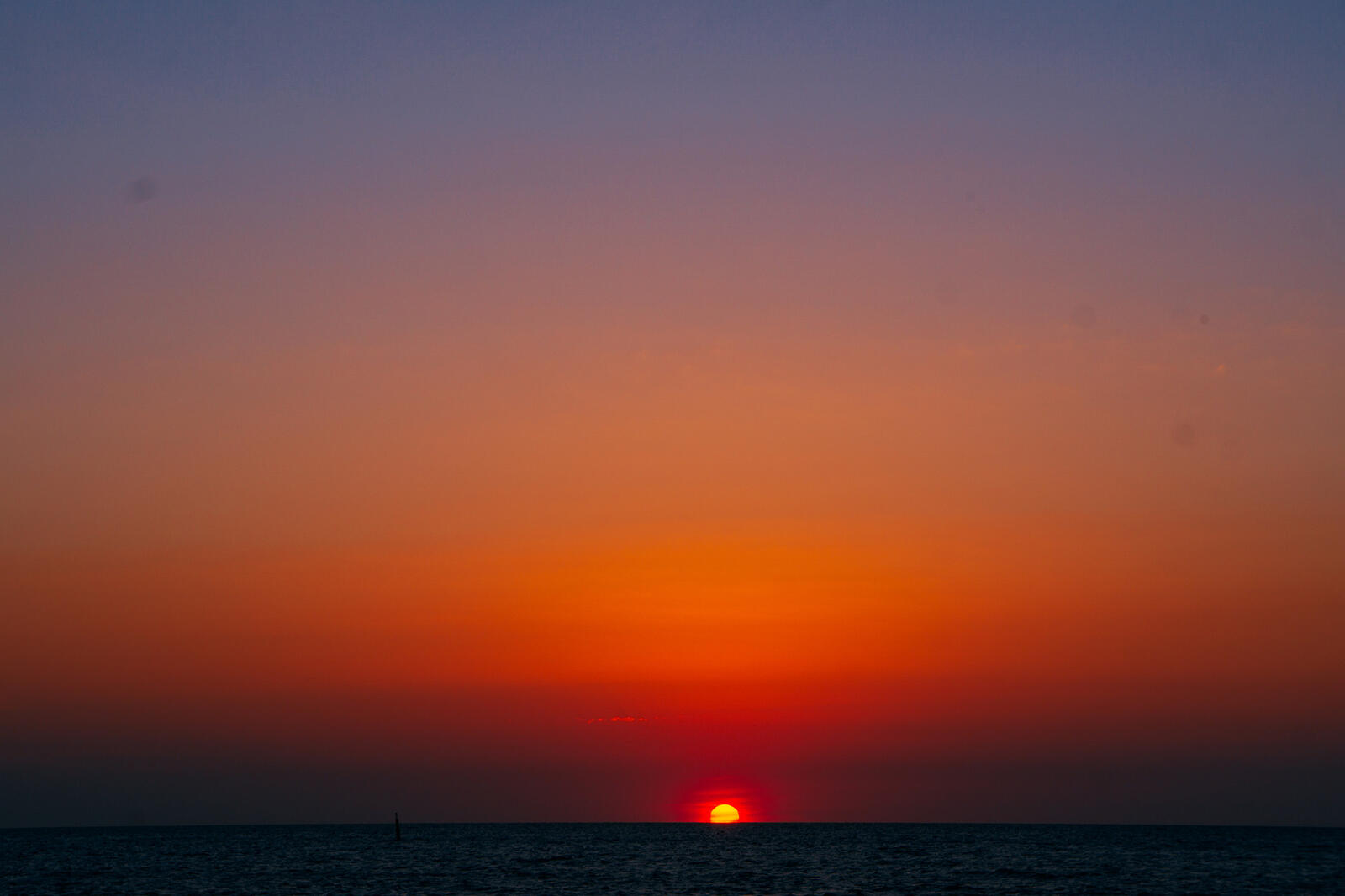 Бесплатное фото Скрывающиеся за горизонт море солнце