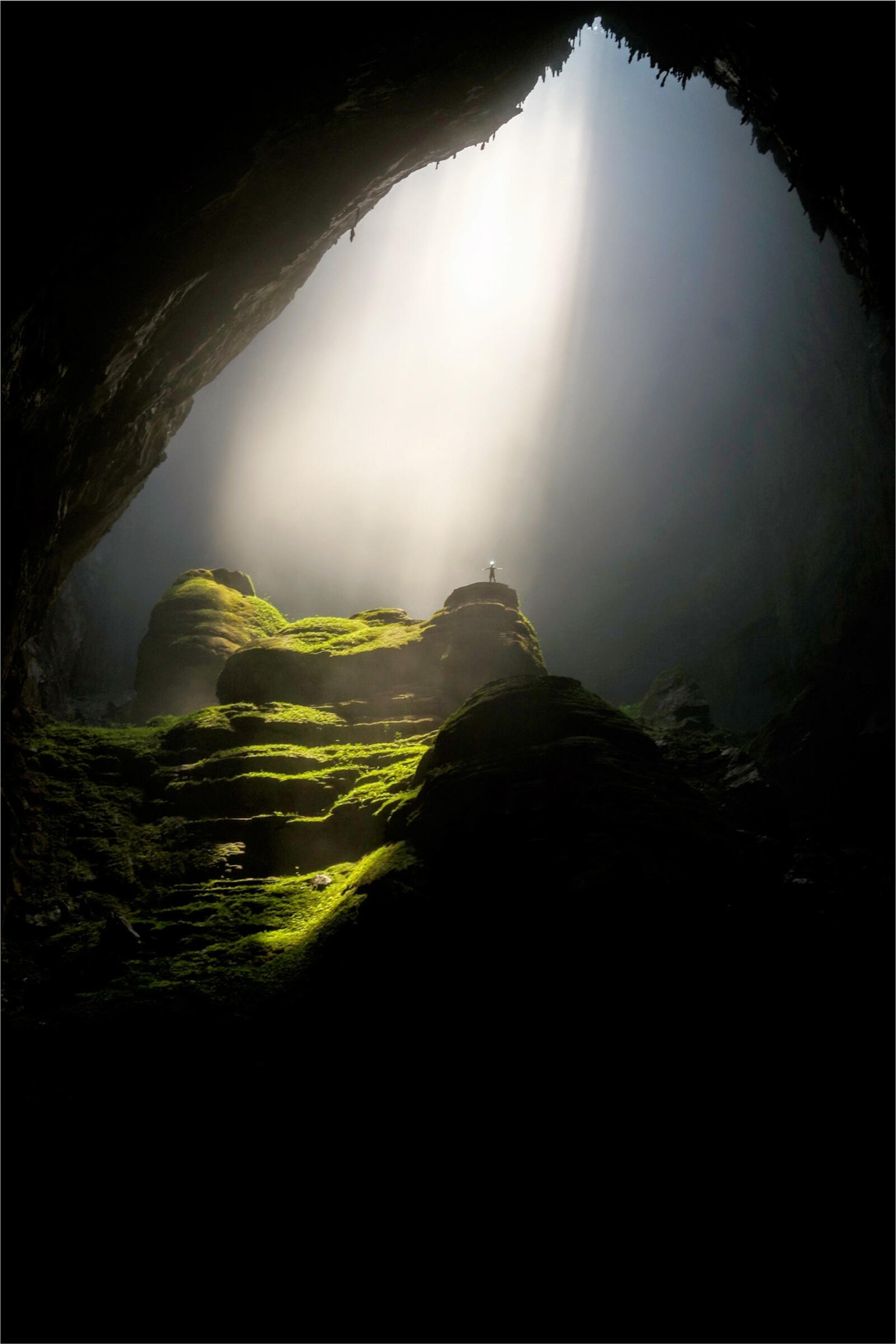 Wallpapers cave light rays on the desktop