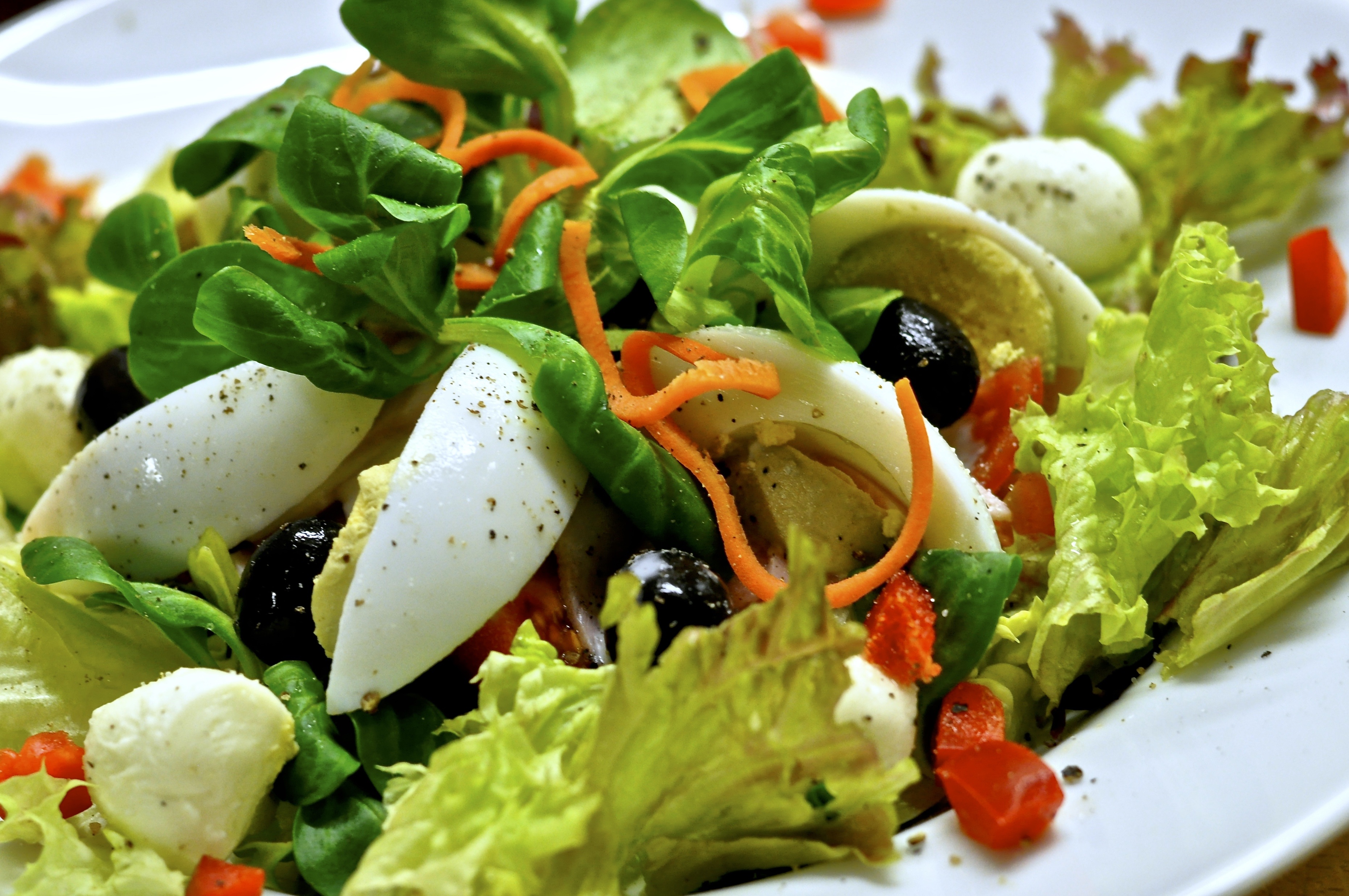 Обед салат овощной. Салат. Салаты разные. Овощной салат. Зелень для салатов.