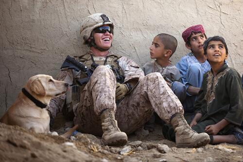 За солдатами ухаживают. Солдер КИД. Американские военные и афганские дети. Американский солдат и ребенок. Американские солдаты с детьми в Афгане.
