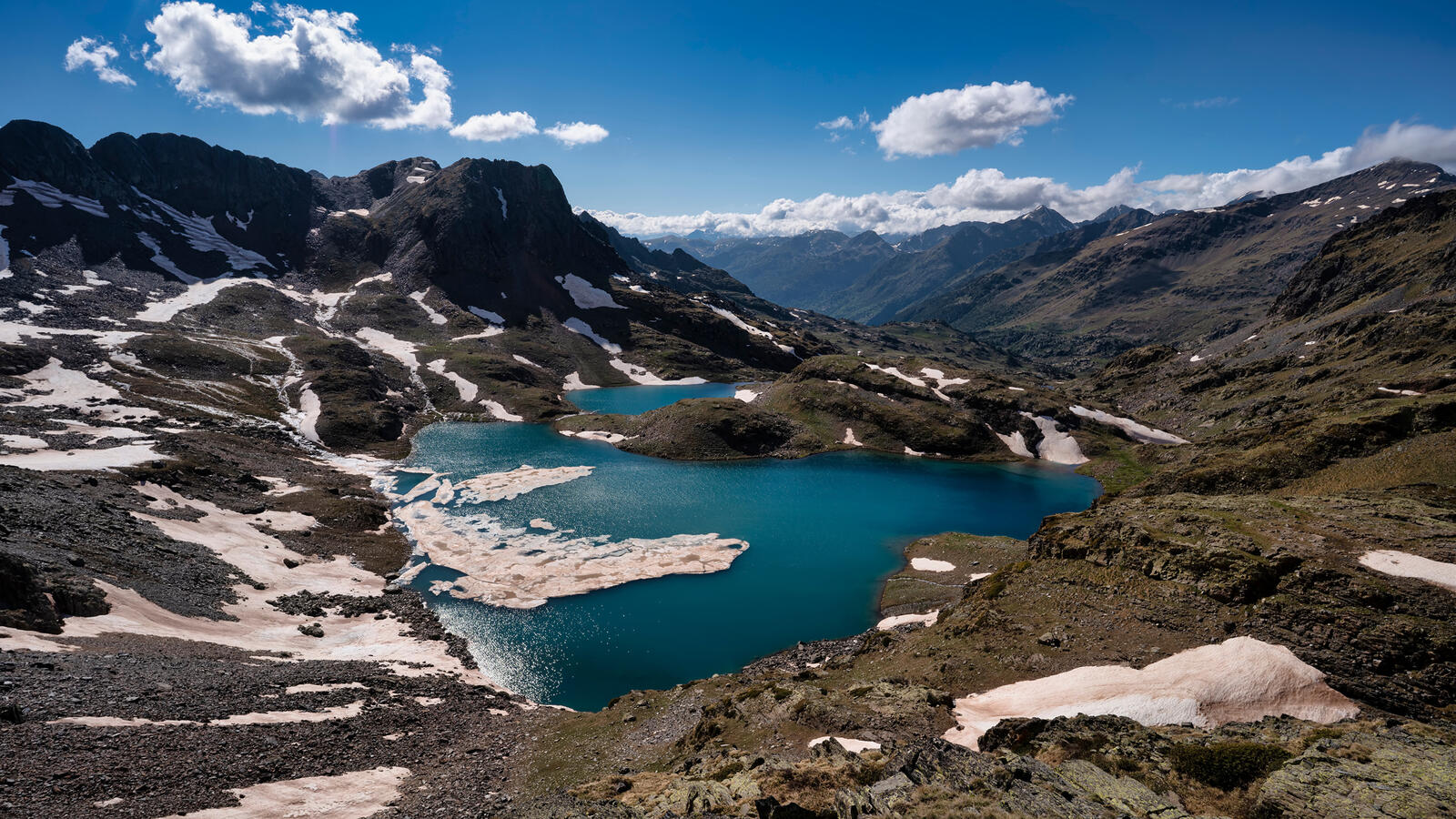 Бесплатное фото Голубое озеро в горах Испании