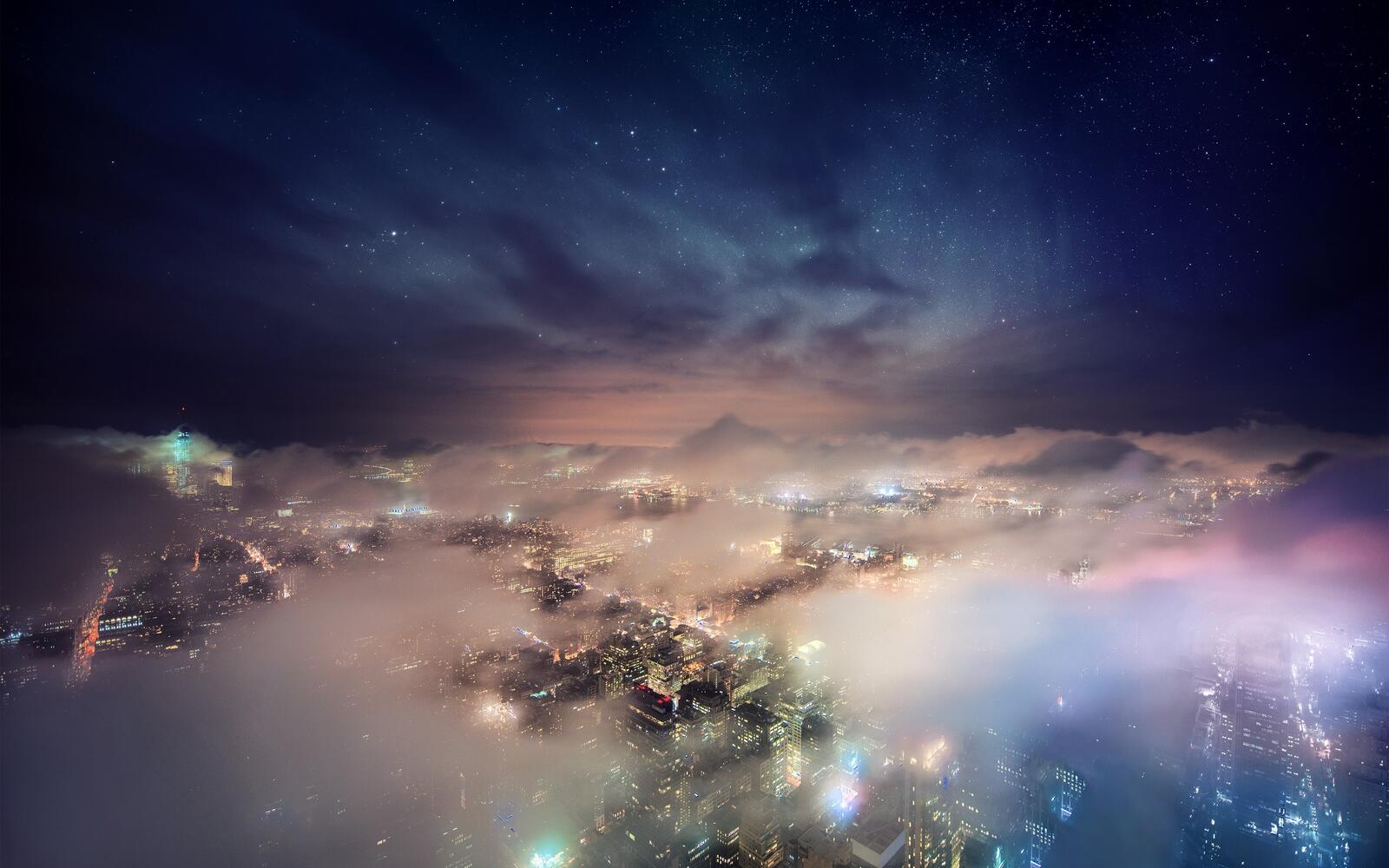 Бесплатное фото Ночной Нью-Йорк под густыми облаками