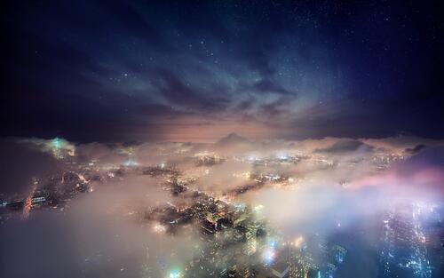Ночной Нью-Йорк под густыми облаками