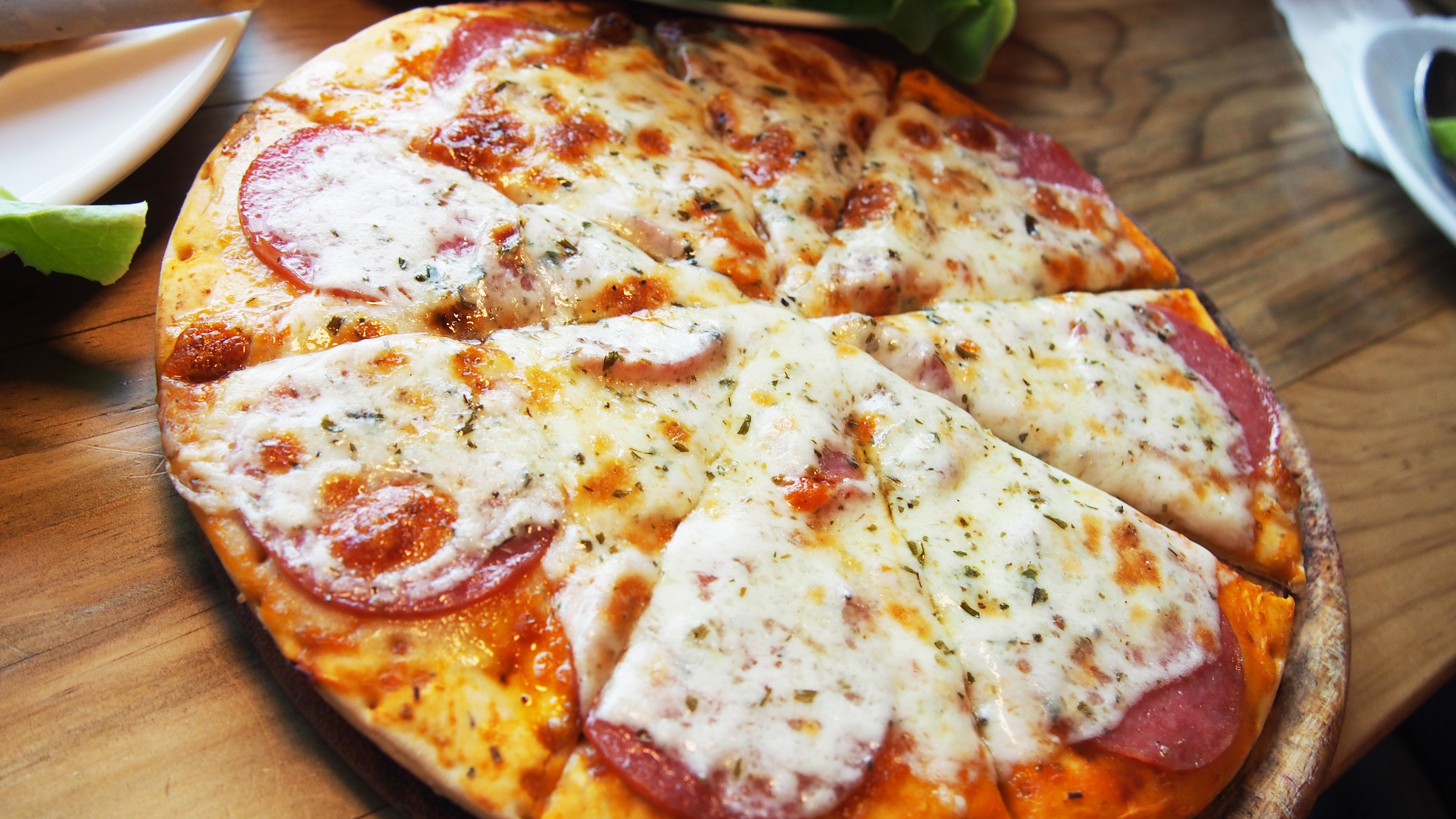 Free photo Delicious Italian pizza with pepperoni cheese