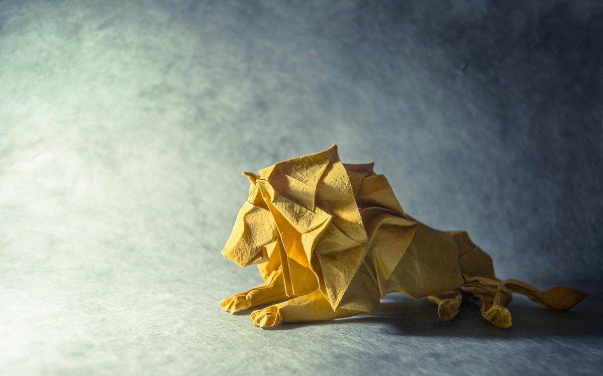 Оригами льва из желтой бумаги
