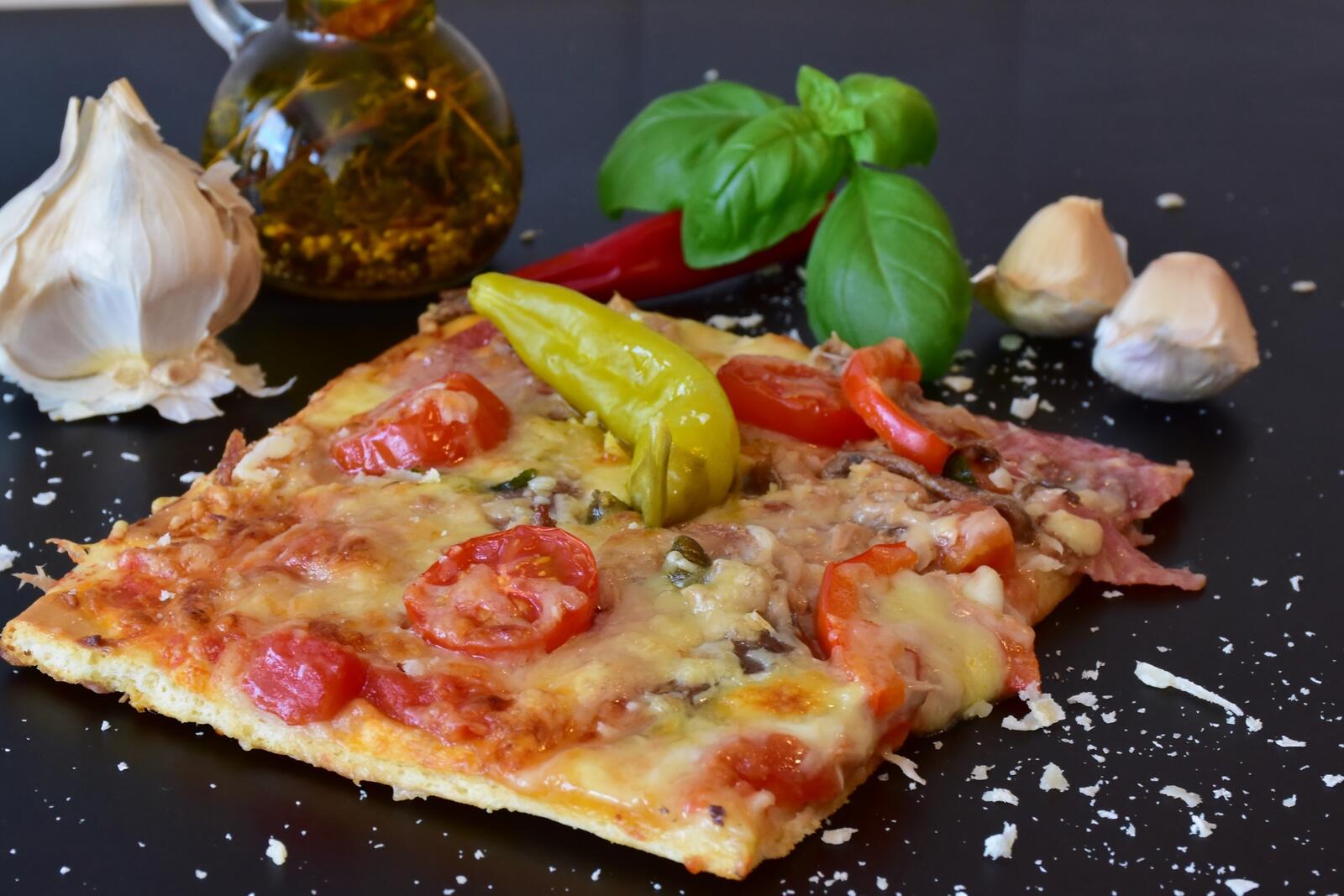 Бесплатное фото Картинка с кусочком самодельной домашней пиццей