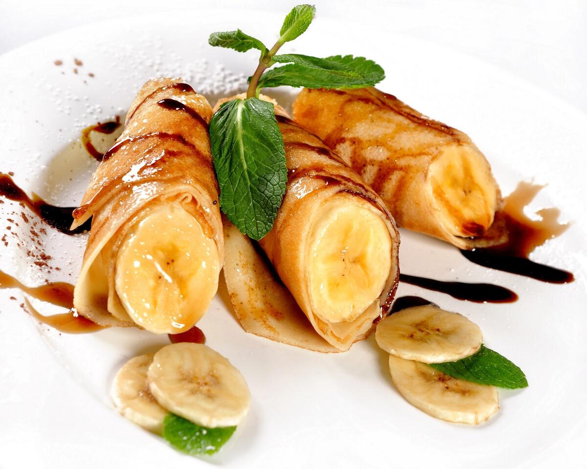 Сладкий десерт из бананов завернутых в блины