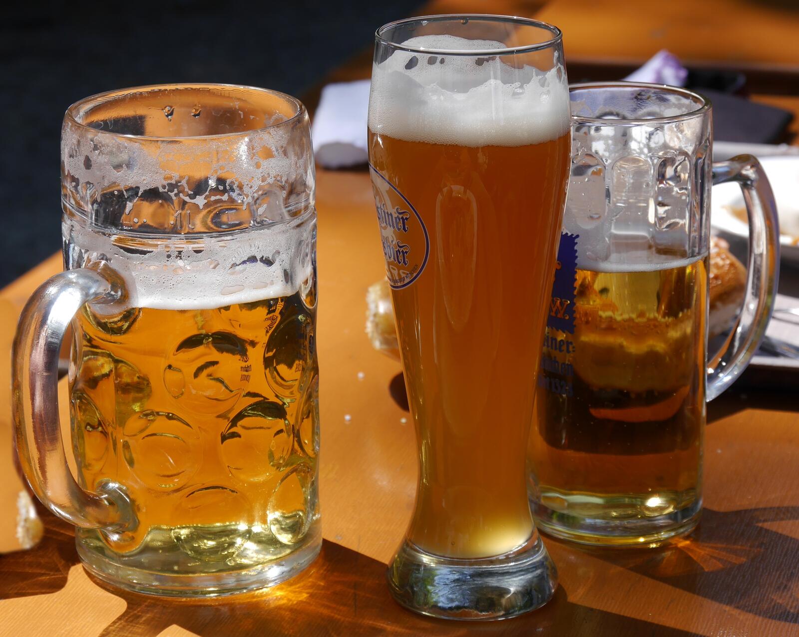 Бесплатное фото Бокалы с холодным пивом