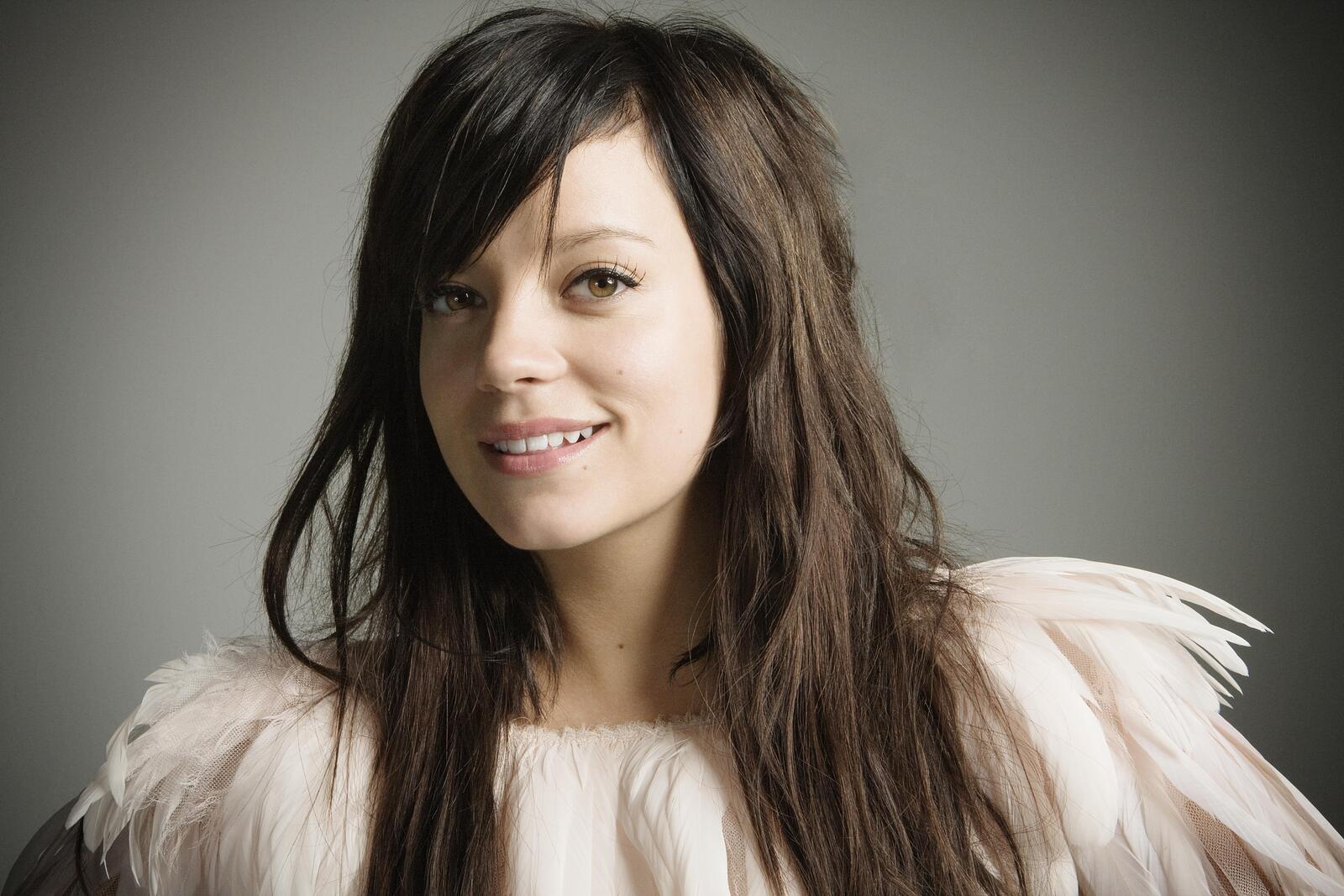 Free photo Portrait of a smiling Lily Allen